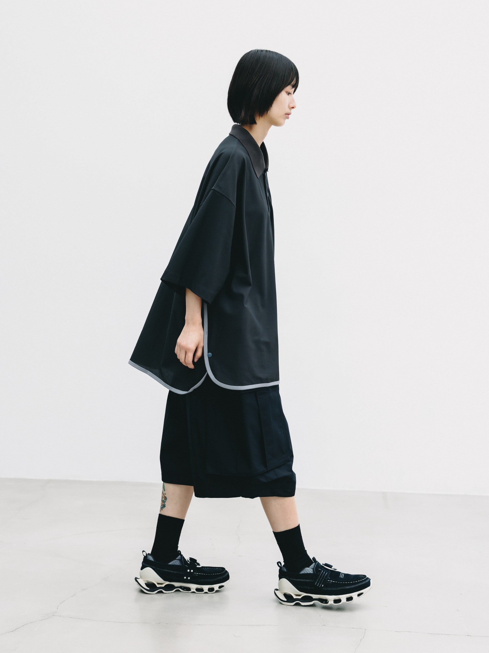 【6.24 WED 20:00- IN STOCK】TECH TEXTURED CITY S/S POLO (CHARCOAL GRAY)