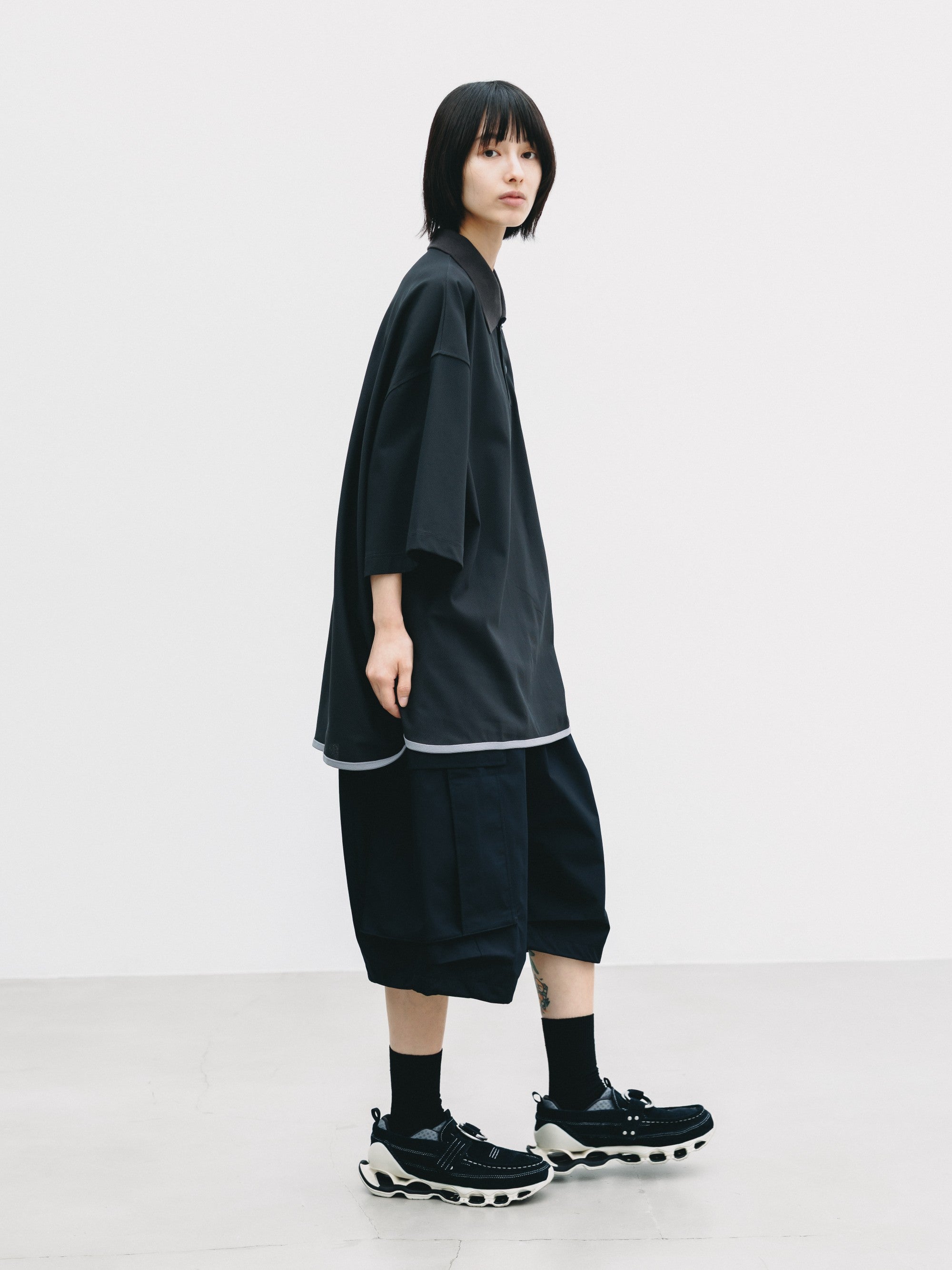 【6.24 WED 20:00- IN STOCK】TECH TEXTURED CITY S/S POLO (CHARCOAL GRAY)