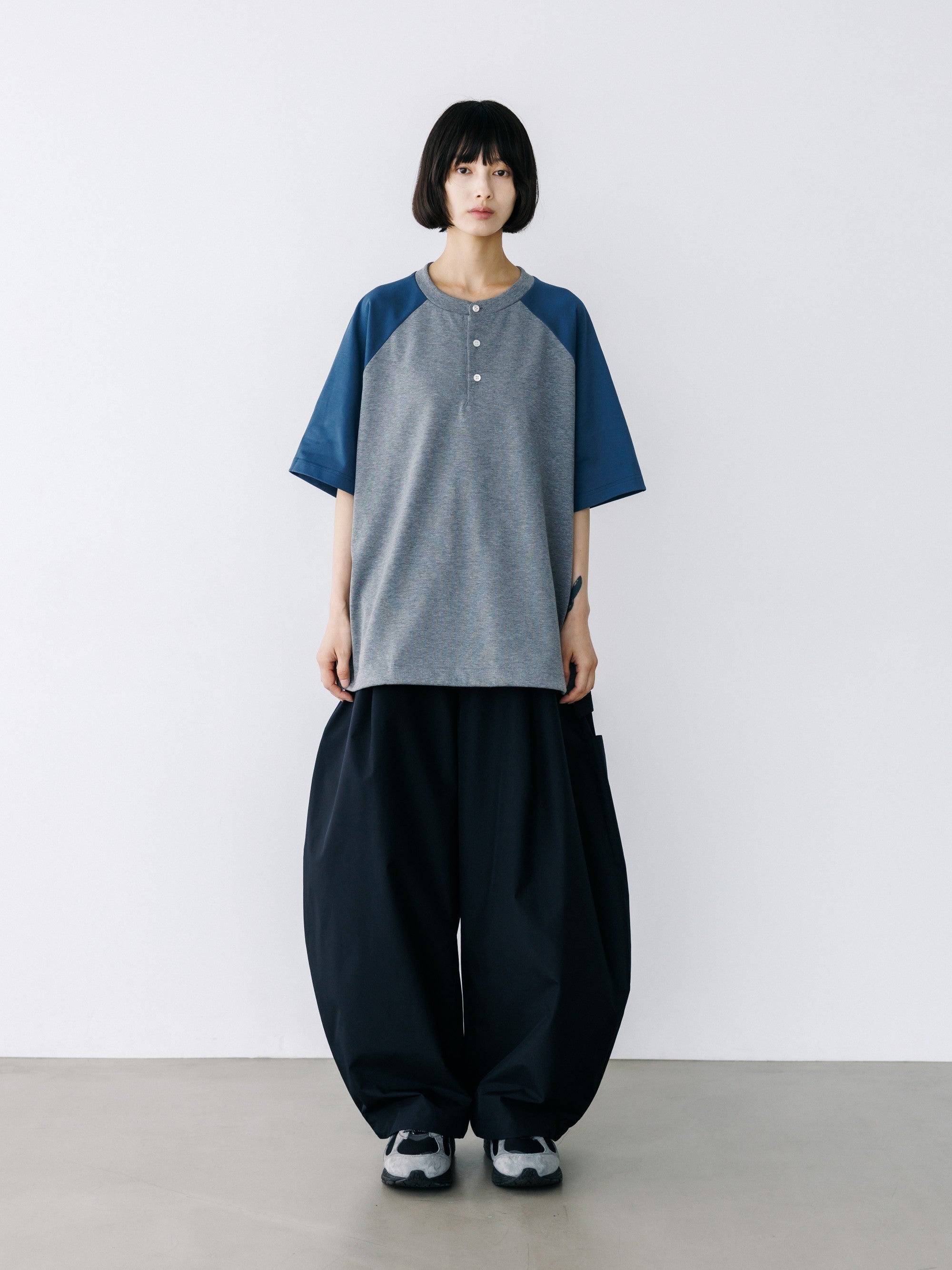 【8.19 WED 20:00- IN STOCK】RAGLAN HENLEY NECK S/S T-SHIRT WITH DRAWSTRINGS (GRAY×BLUE GRAY)