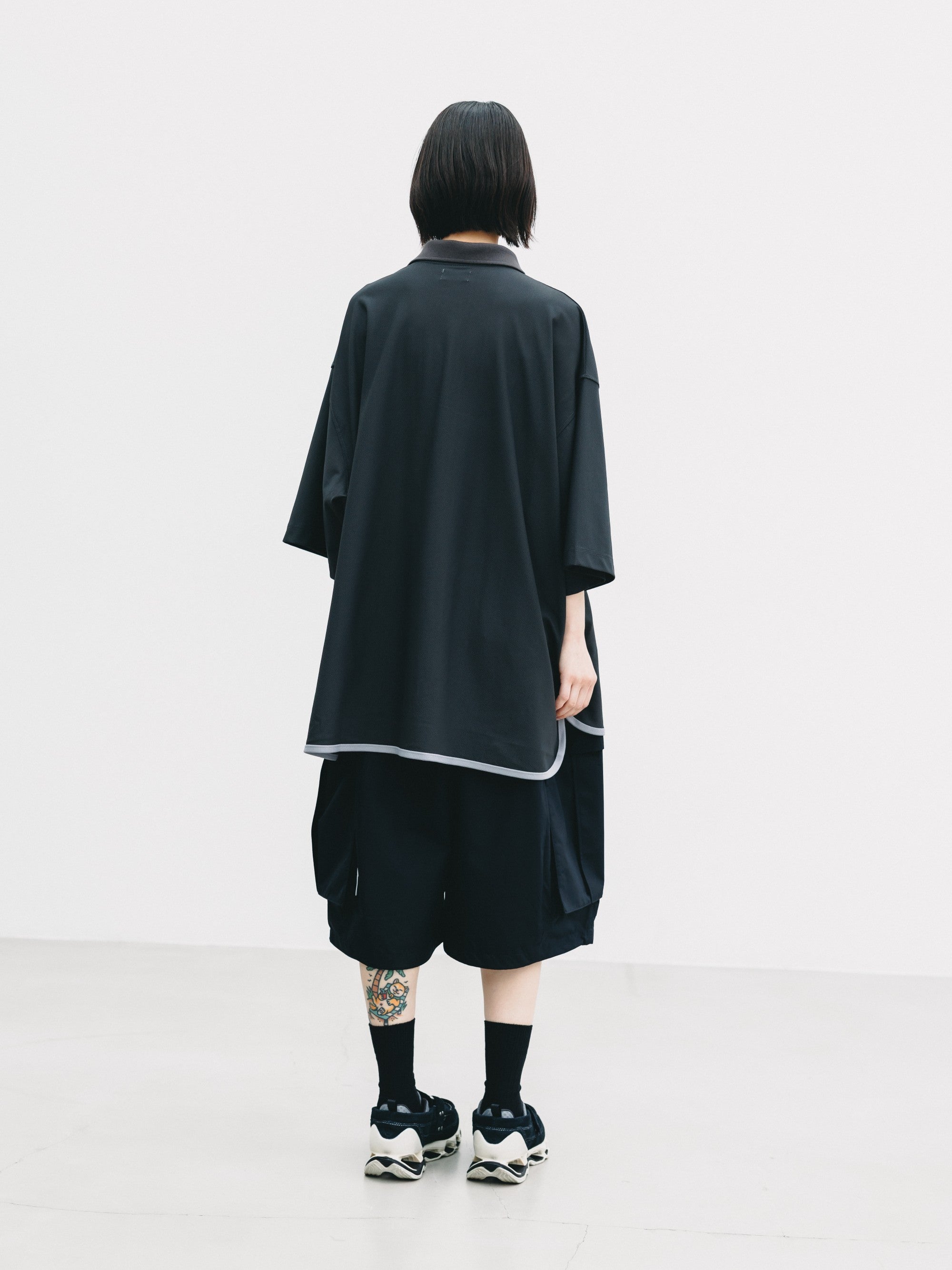 【6.24 WED 20:00- IN STOCK】TECH TEXTURED CITY S/S POLO (CHARCOAL GRAY)