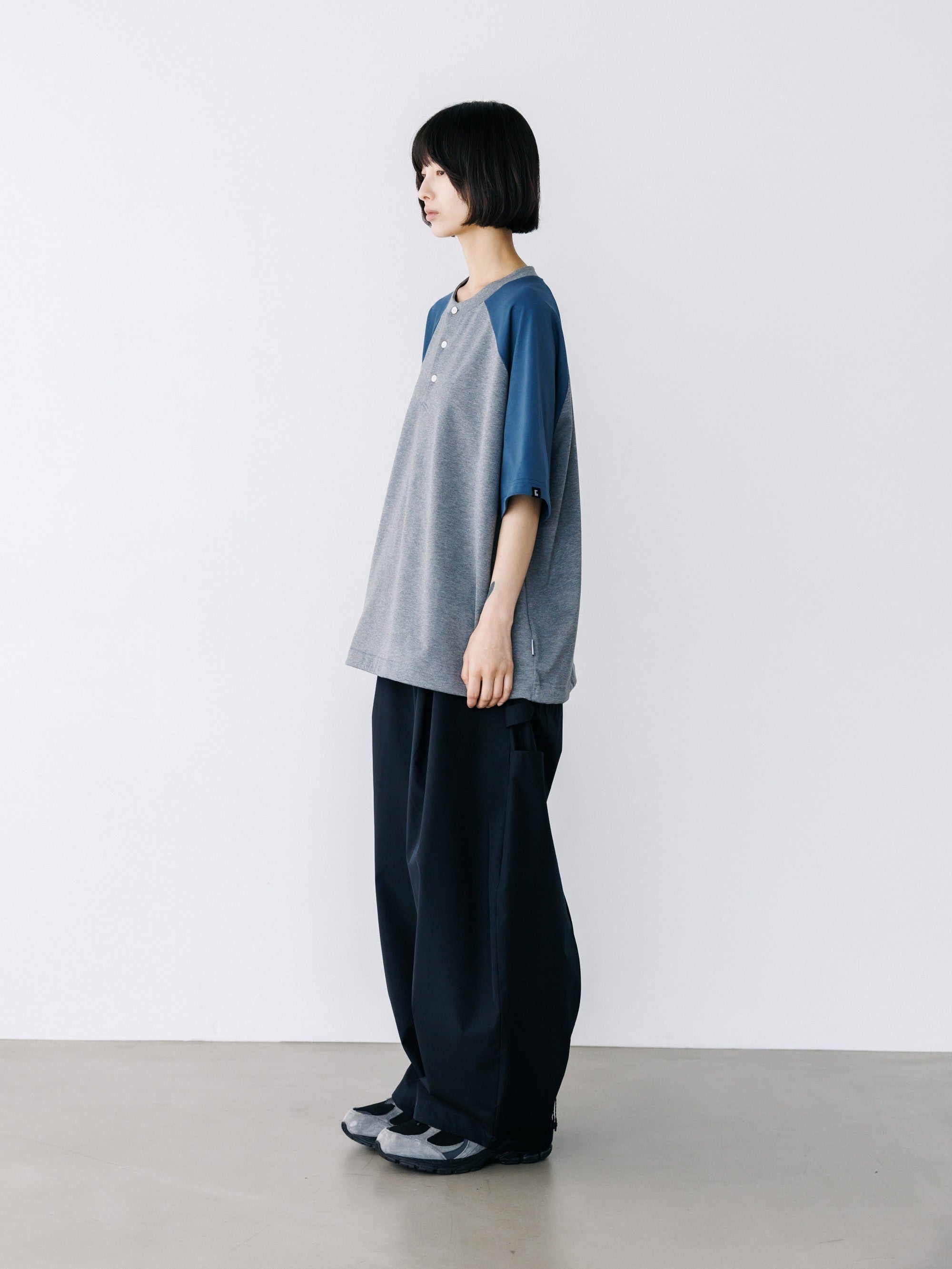 【8.19 WED 20:00- IN STOCK】RAGLAN HENLEY NECK S/S T-SHIRT WITH DRAWSTRINGS (GRAY×BLUE GRAY)