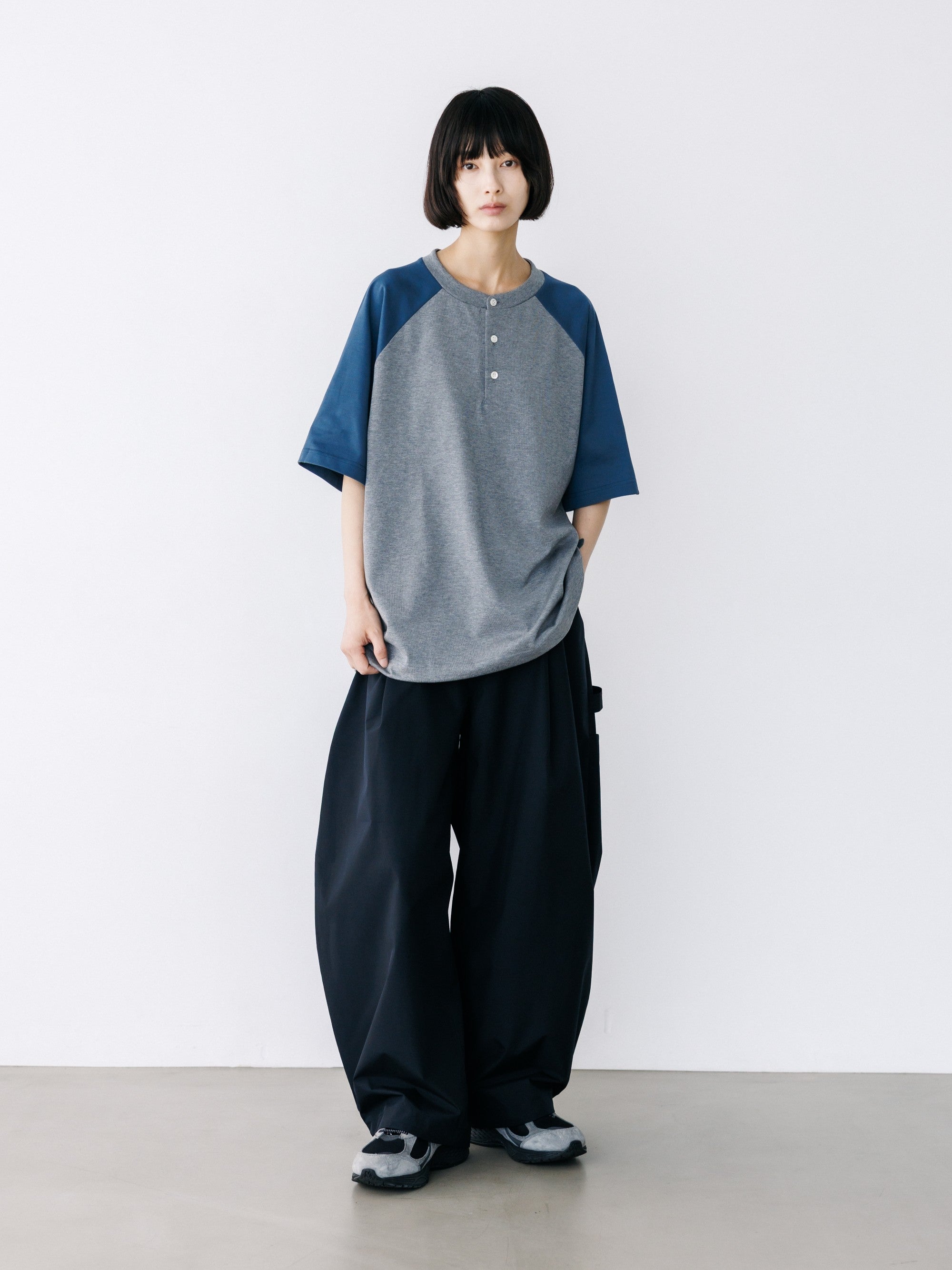【8.19 WED 20:00- IN STOCK】RAGLAN HENLEY NECK S/S T-SHIRT WITH DRAWSTRINGS (GRAY×BLUE GRAY)