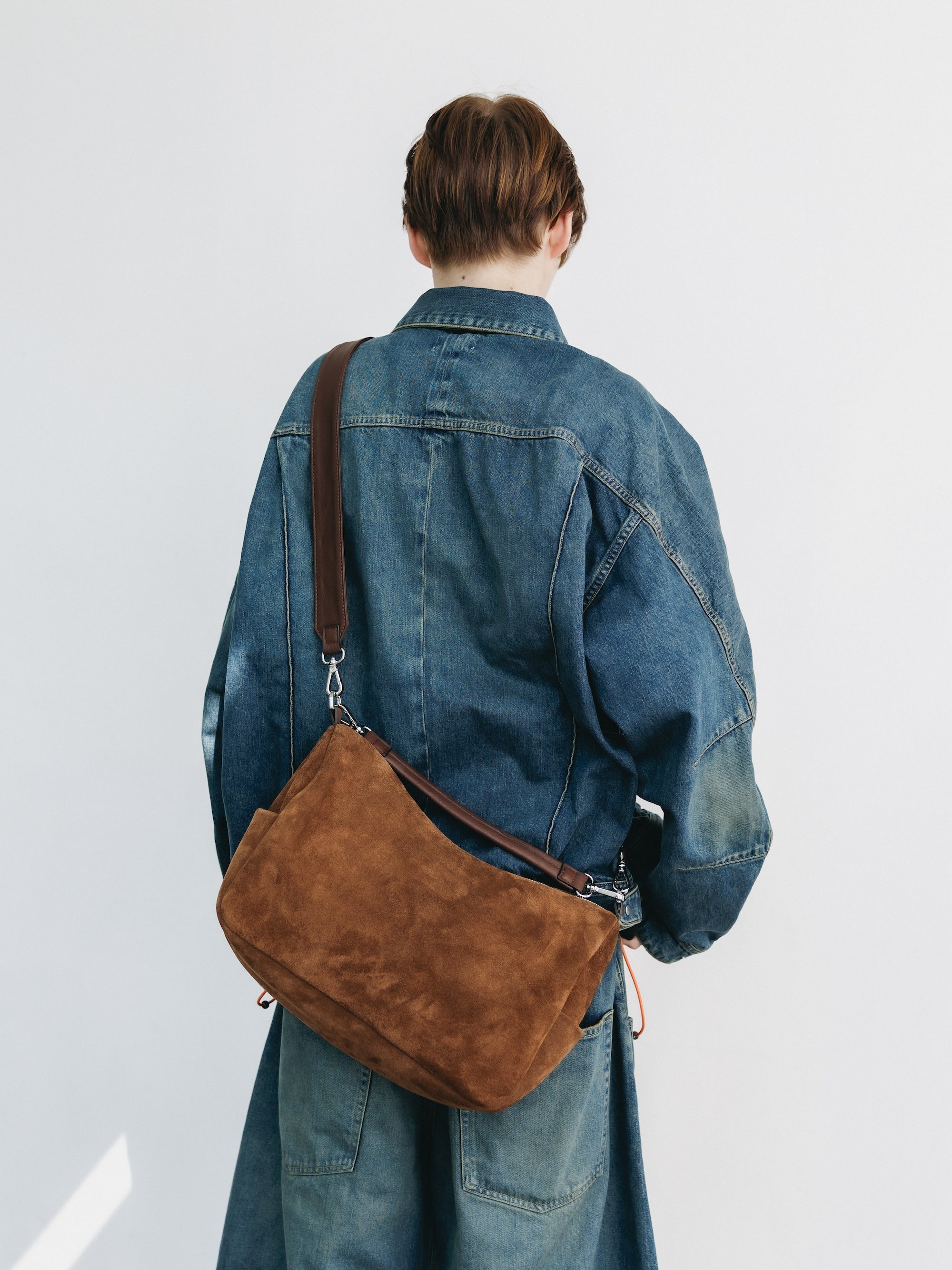 SUEDE DAYOFF BAG (BROWN)