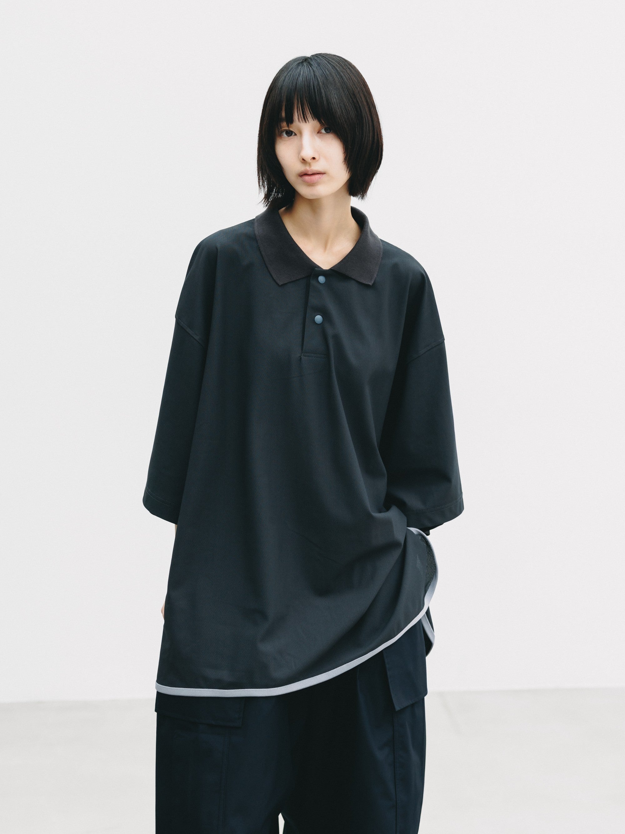 【6.24 WED 20:00- IN STOCK】TECH TEXTURED CITY S/S POLO (CHARCOAL GRAY)