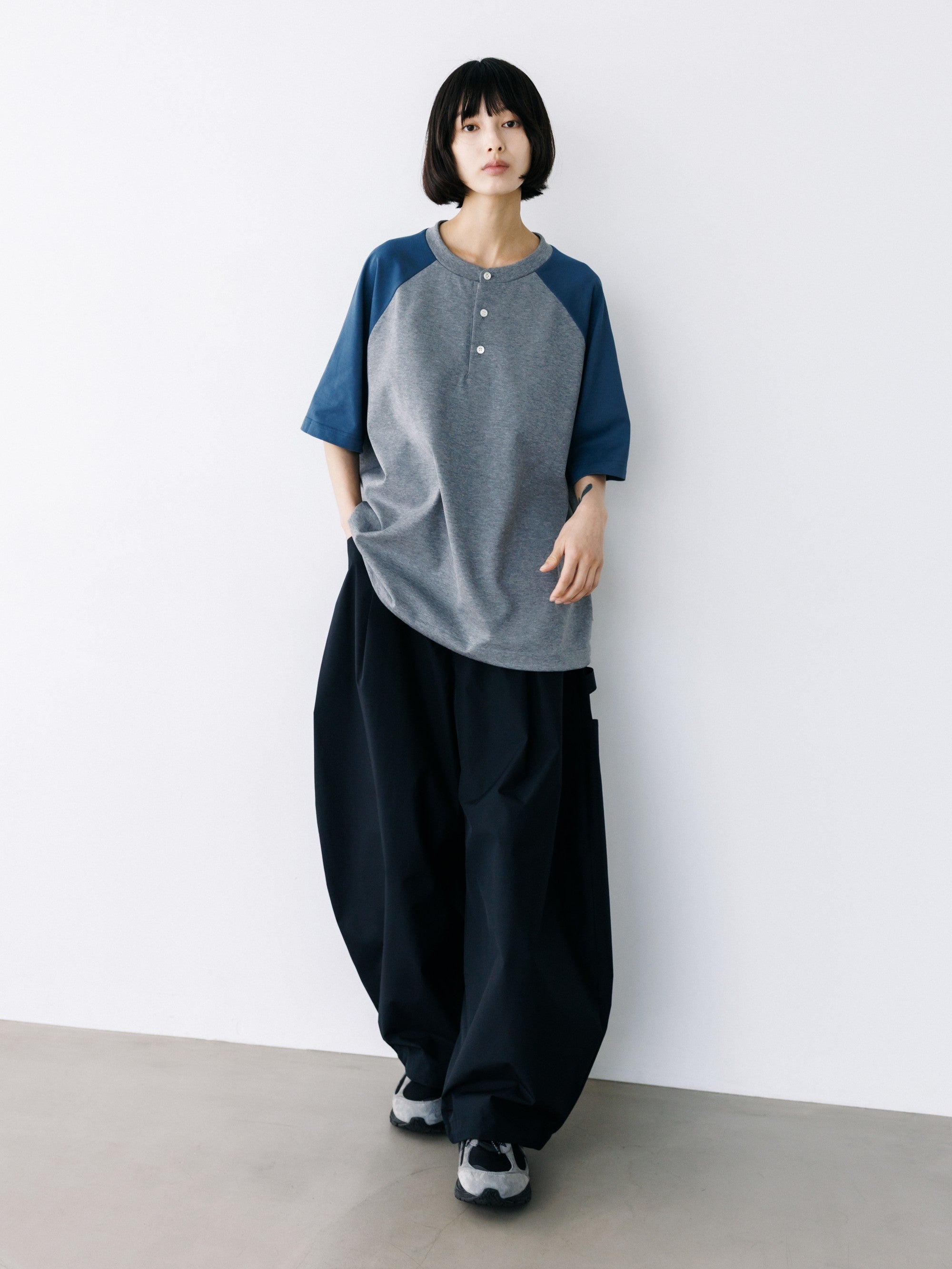 【8.19 WED 20:00- IN STOCK】RAGLAN HENLEY NECK S/S T-SHIRT WITH DRAWSTRINGS (GRAY×BLUE GRAY)