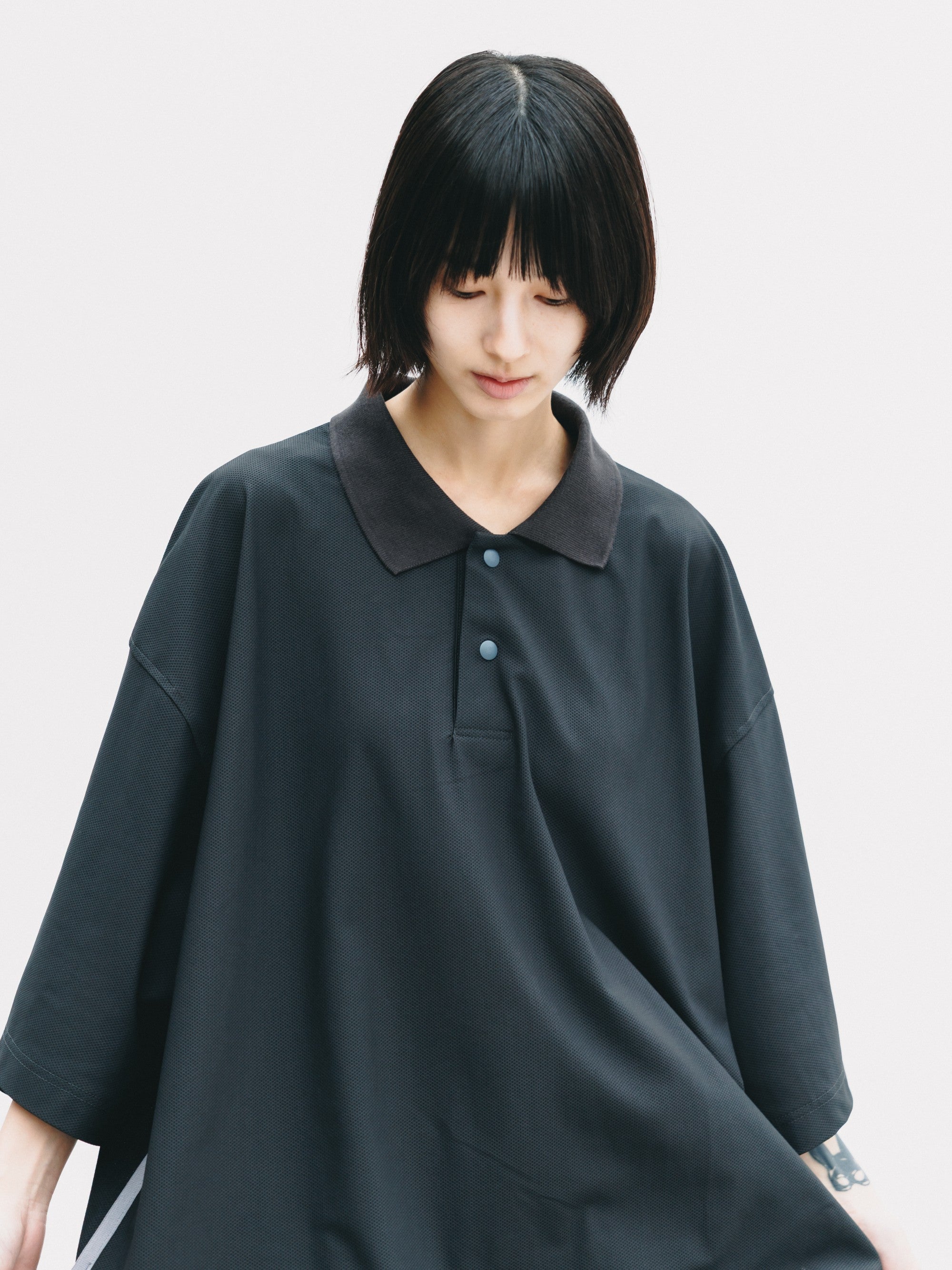【6.24 WED 20:00- IN STOCK】TECH TEXTURED CITY S/S POLO (CHARCOAL GRAY)