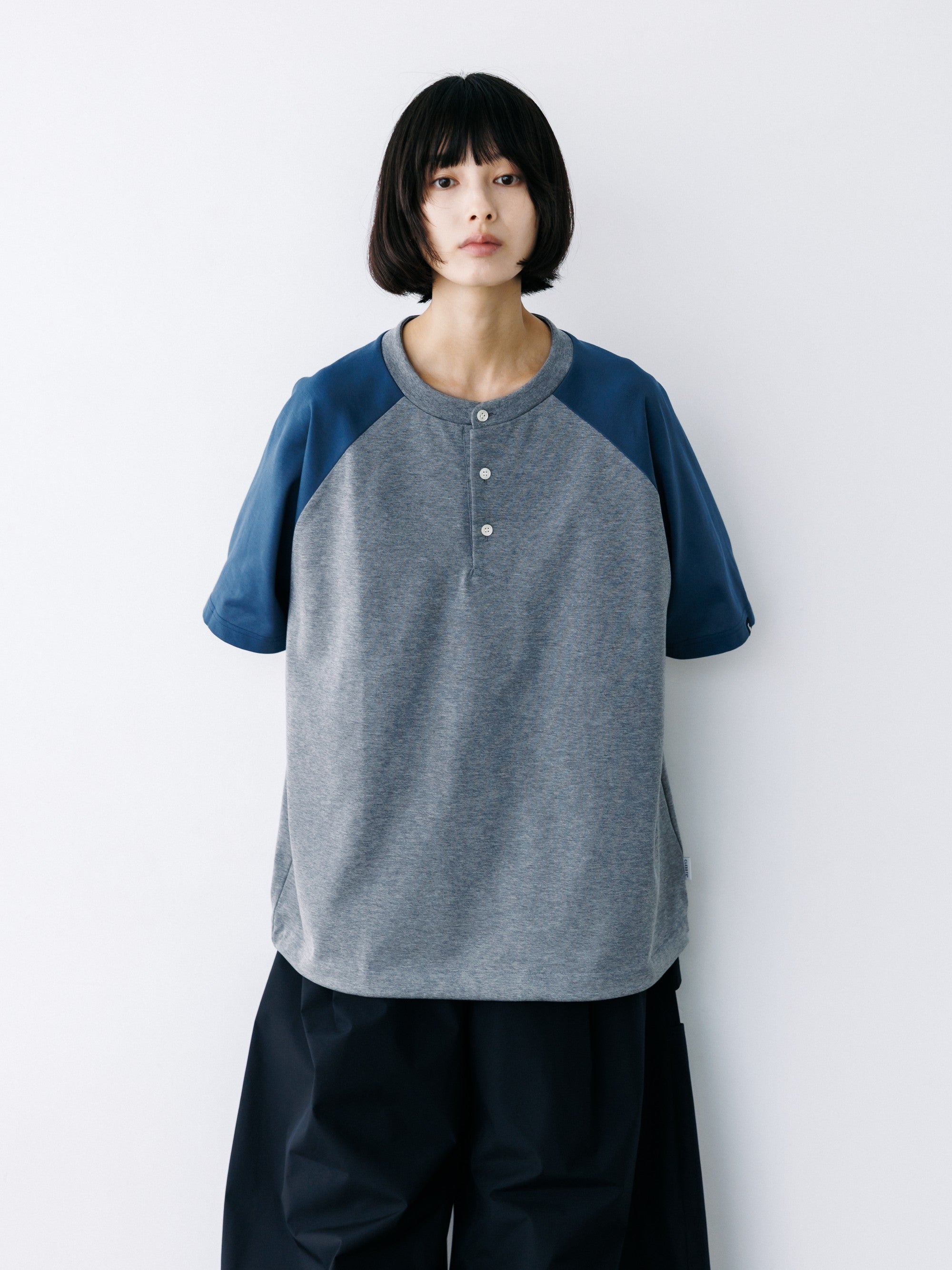 【8.19 WED 20:00- IN STOCK】RAGLAN HENLEY NECK S/S T-SHIRT WITH DRAWSTRINGS (GRAY×BLUE GRAY)