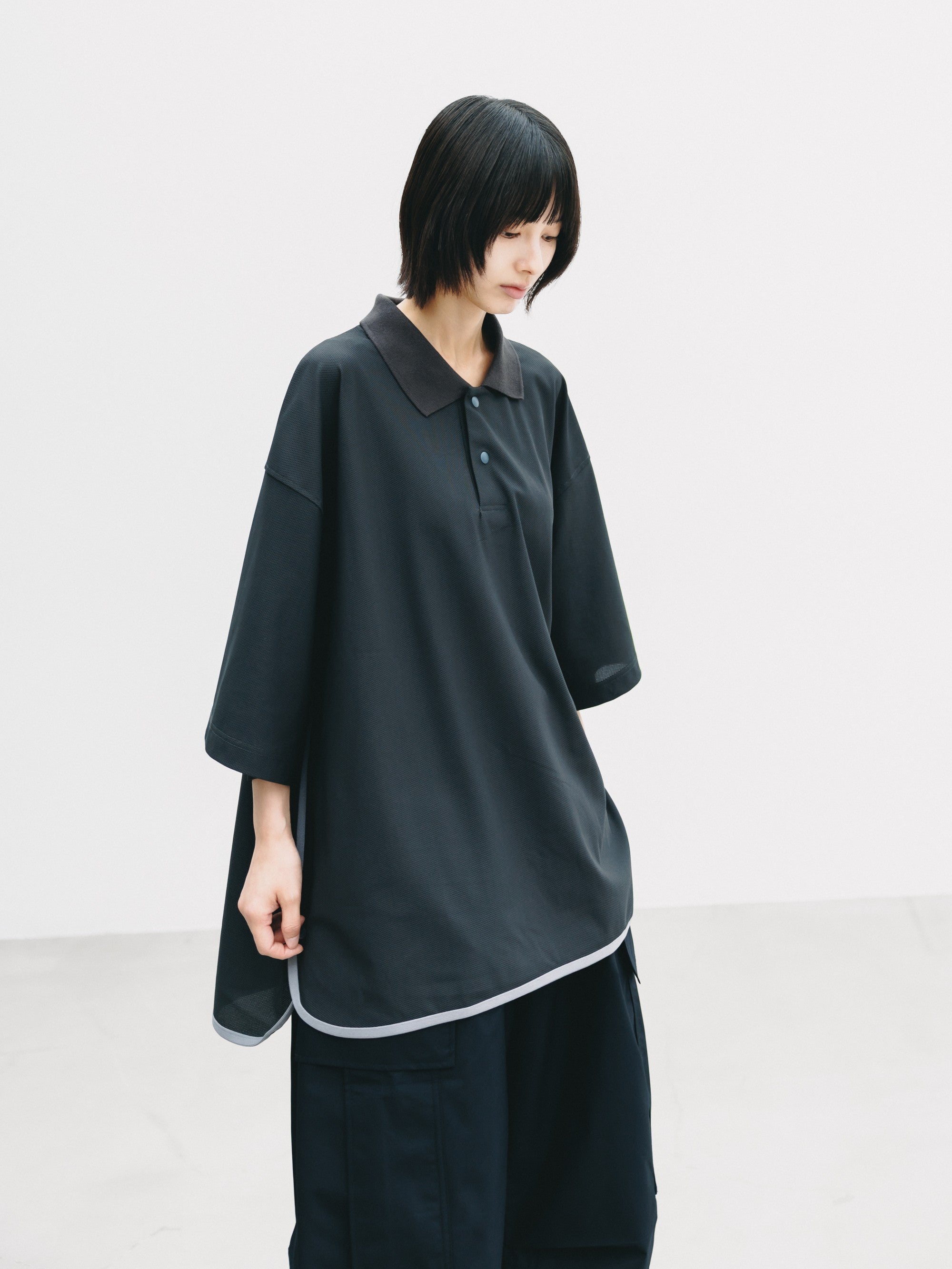 【6.24 WED 20:00- IN STOCK】TECH TEXTURED CITY S/S POLO (CHARCOAL GRAY)