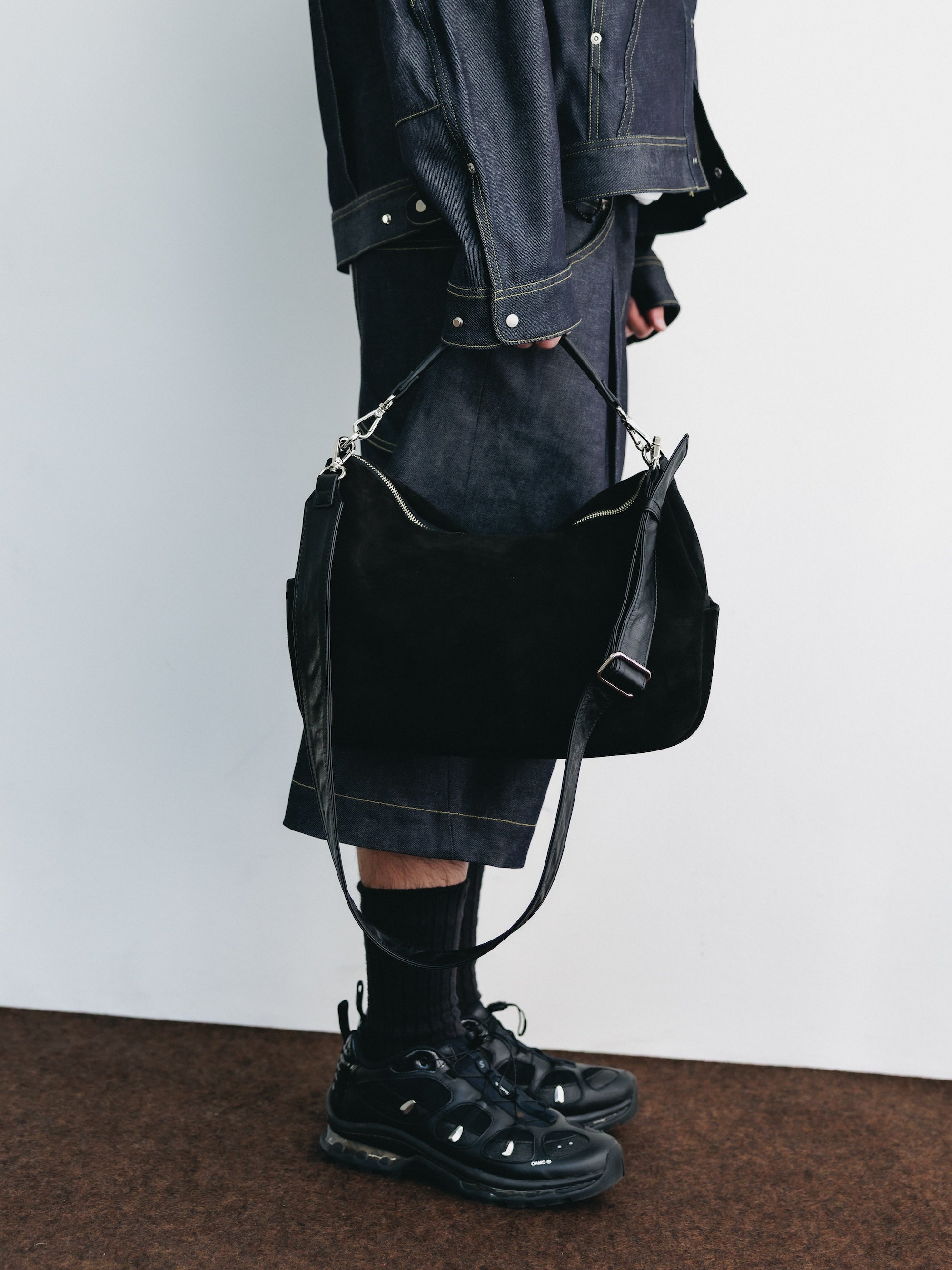 5.27 WED 20:00- IN STOCK】SUEDE DAYOFF BAG (BLACK)