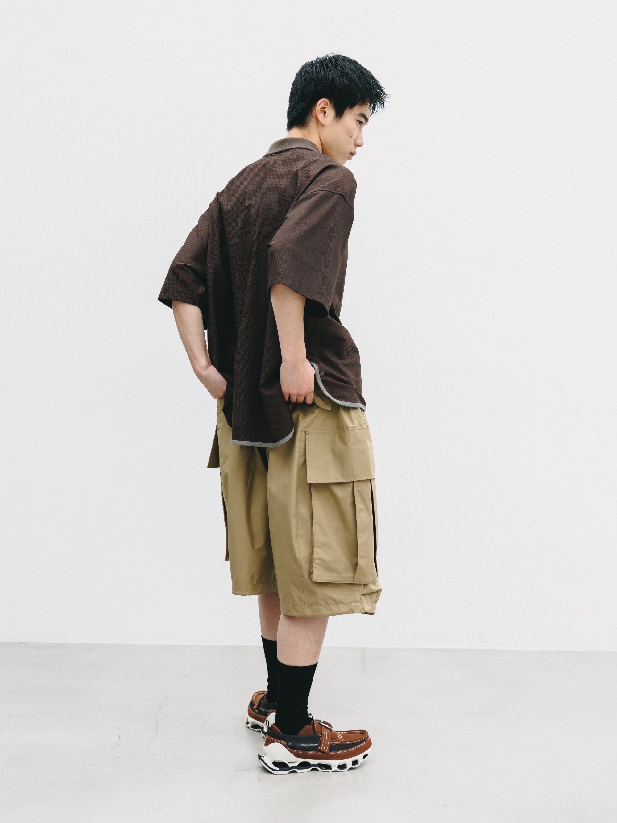 【6.24 WED 20:00- IN STOCK】TECH TEXTURED CITY S/S POLO (BROWN)