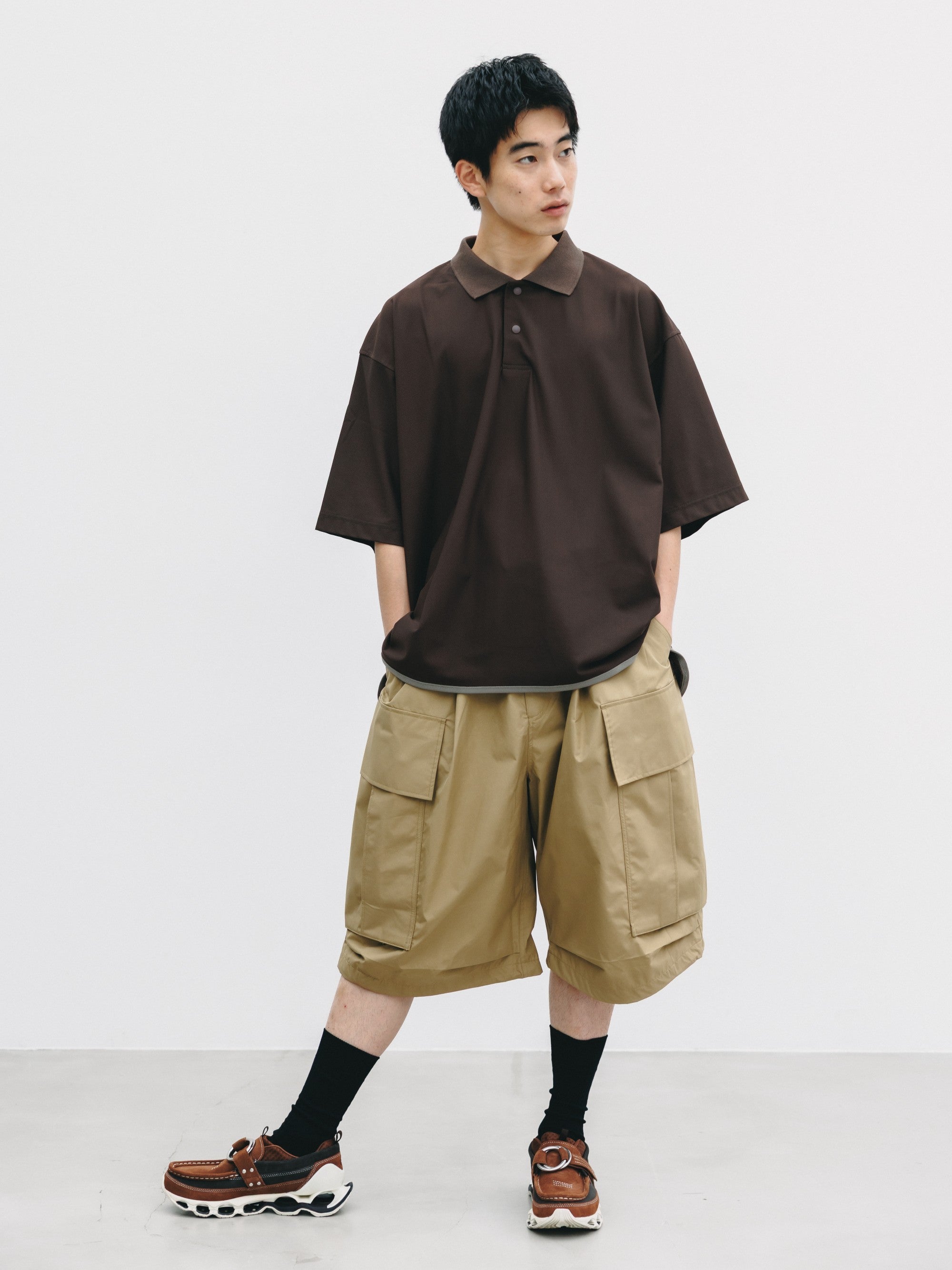 【6.24 WED 20:00- IN STOCK】TECH TEXTURED CITY S/S POLO (BROWN)