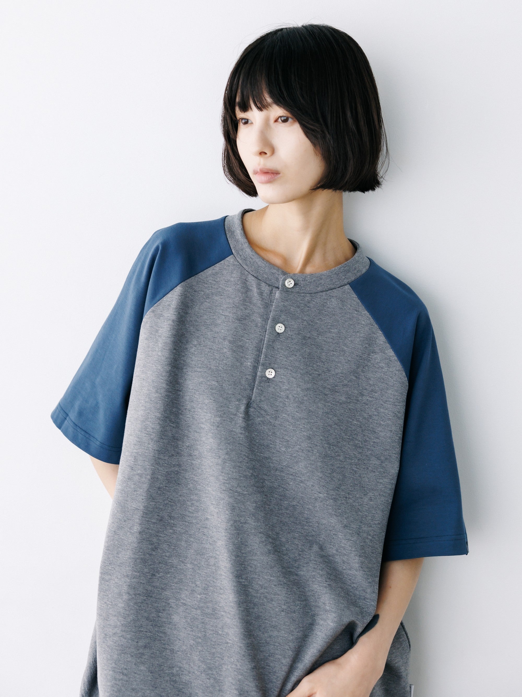 【8.19 WED 20:00- IN STOCK】RAGLAN HENLEY NECK S/S T-SHIRT WITH DRAWSTRINGS (GRAY×BLUE GRAY)