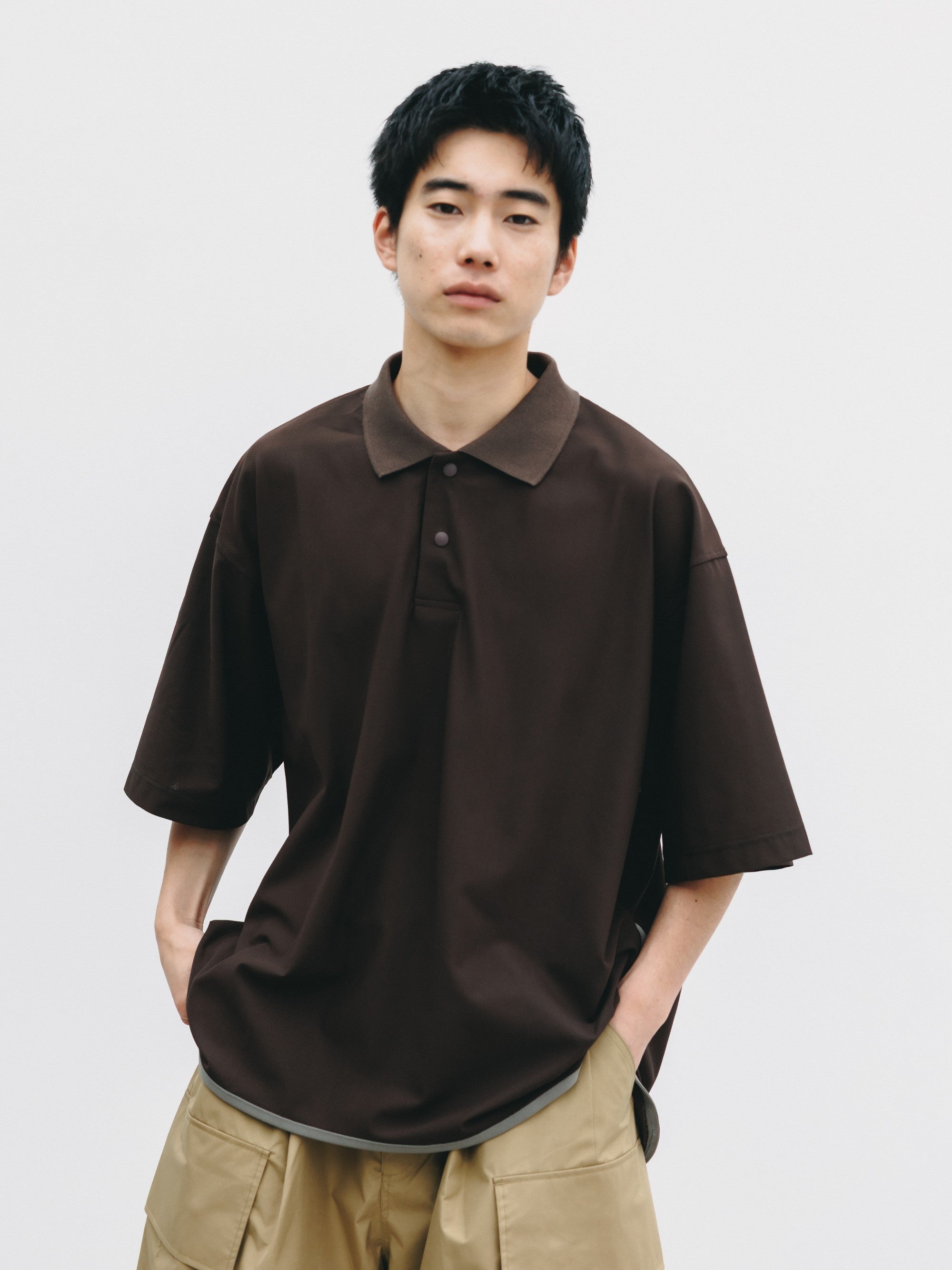 【6.24 WED 20:00- IN STOCK】TECH TEXTURED CITY S/S POLO (BROWN)