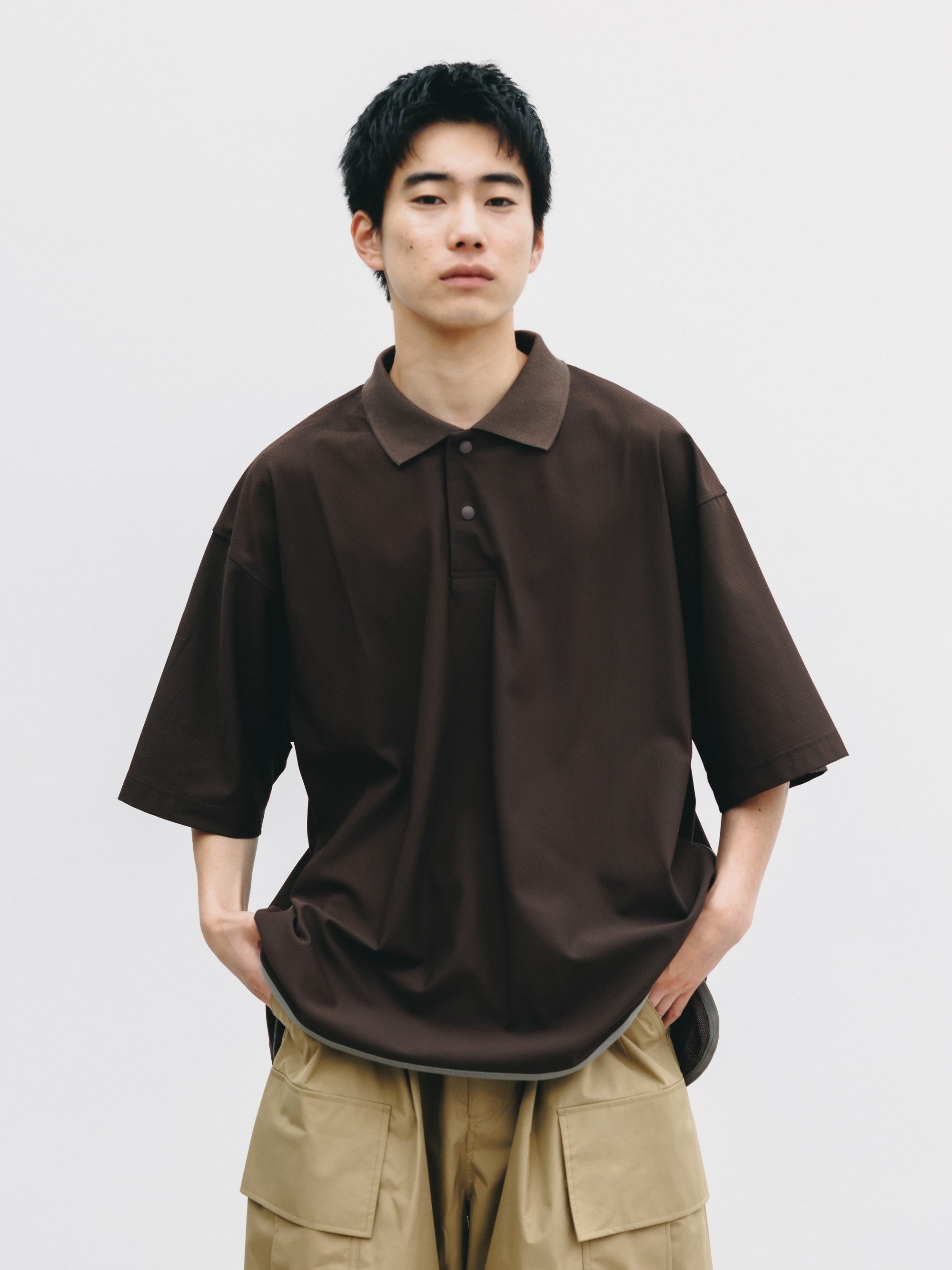 【6.24 WED 20:00- IN STOCK】TECH TEXTURED CITY S/S POLO (BROWN)