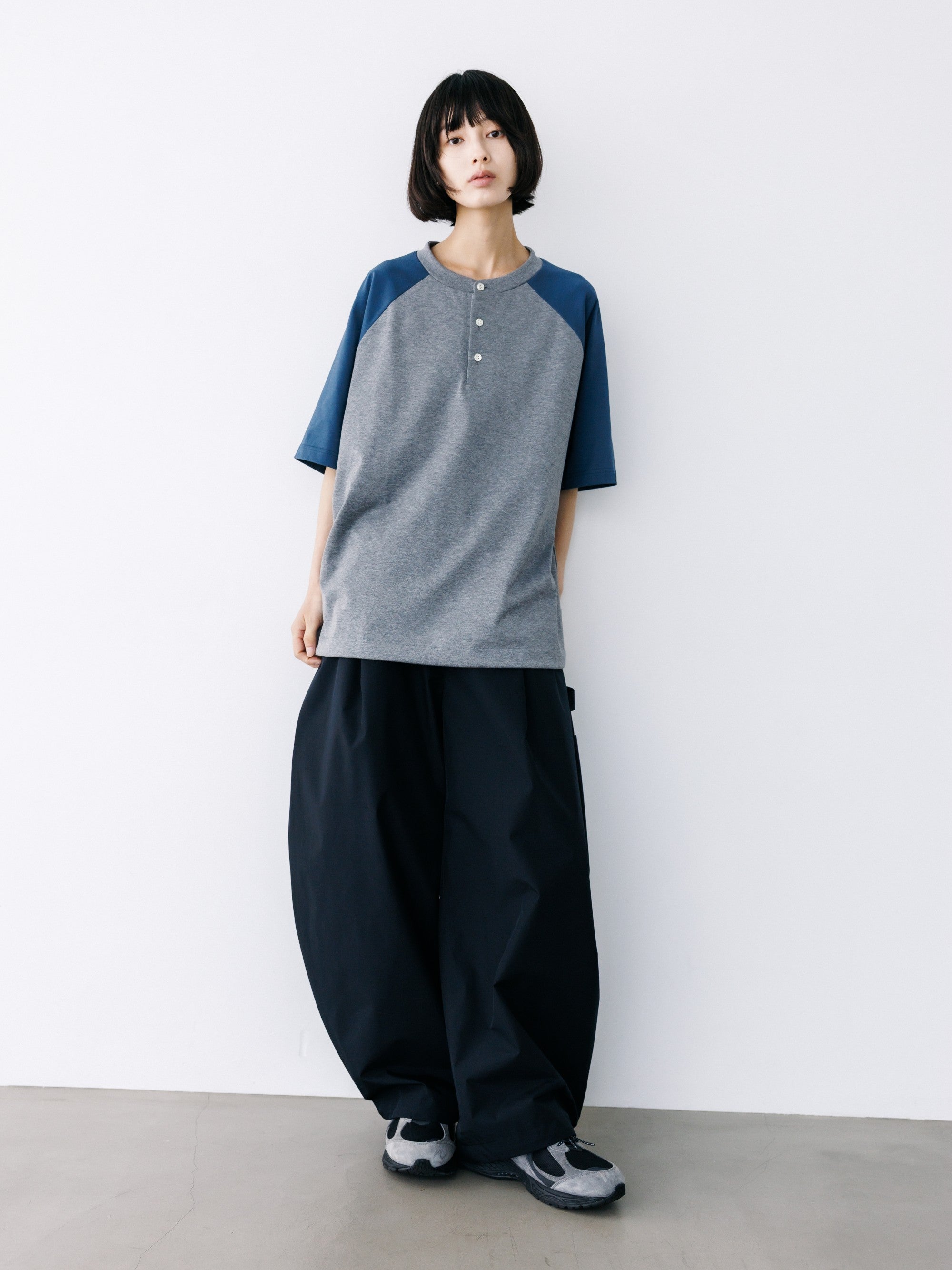 【8.19 WED 20:00- IN STOCK】RAGLAN HENLEY NECK S/S T-SHIRT WITH DRAWSTRINGS (GRAY×BLUE GRAY)