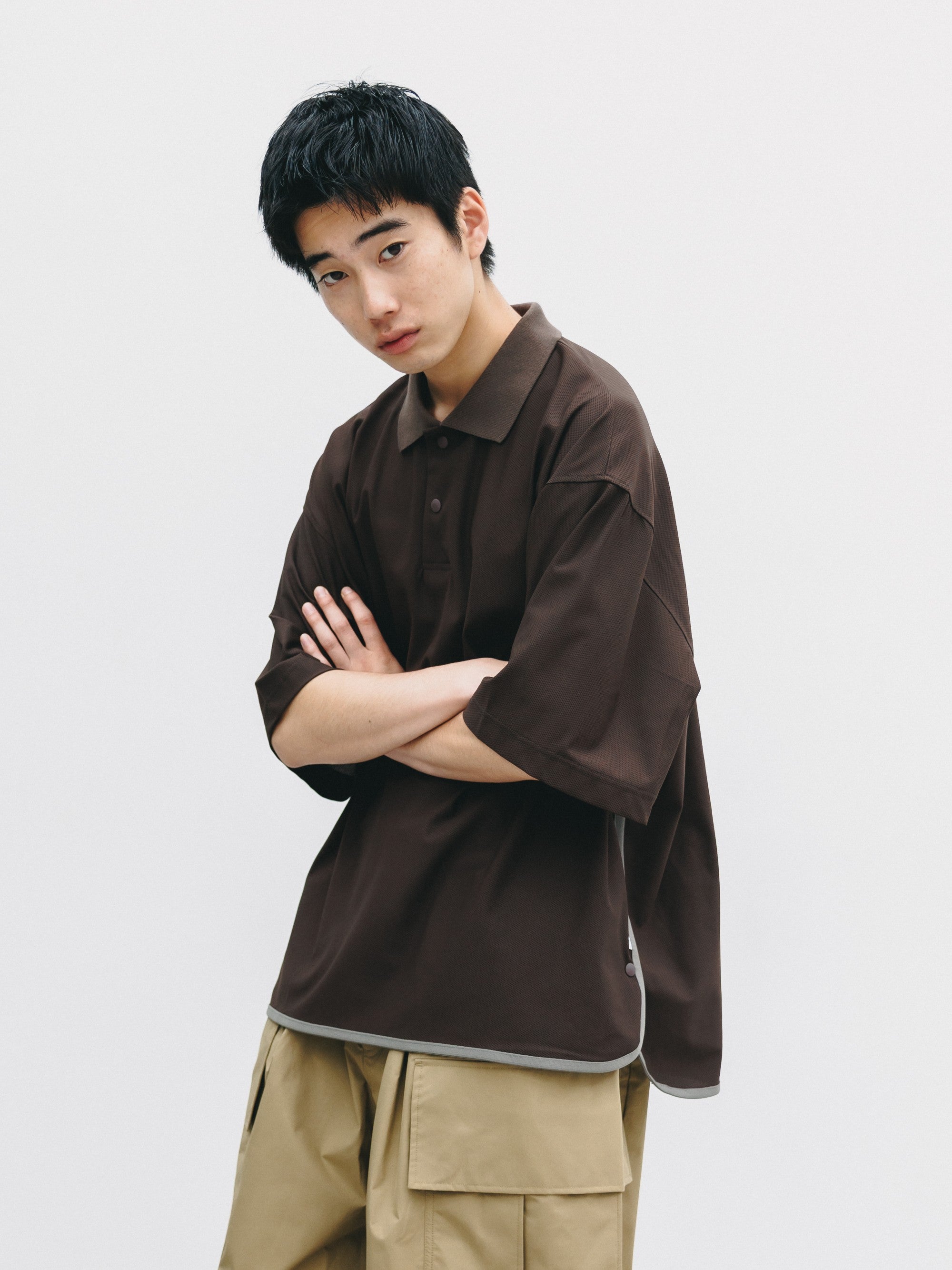 【6.24 WED 20:00- IN STOCK】TECH TEXTURED CITY S/S POLO (BROWN)