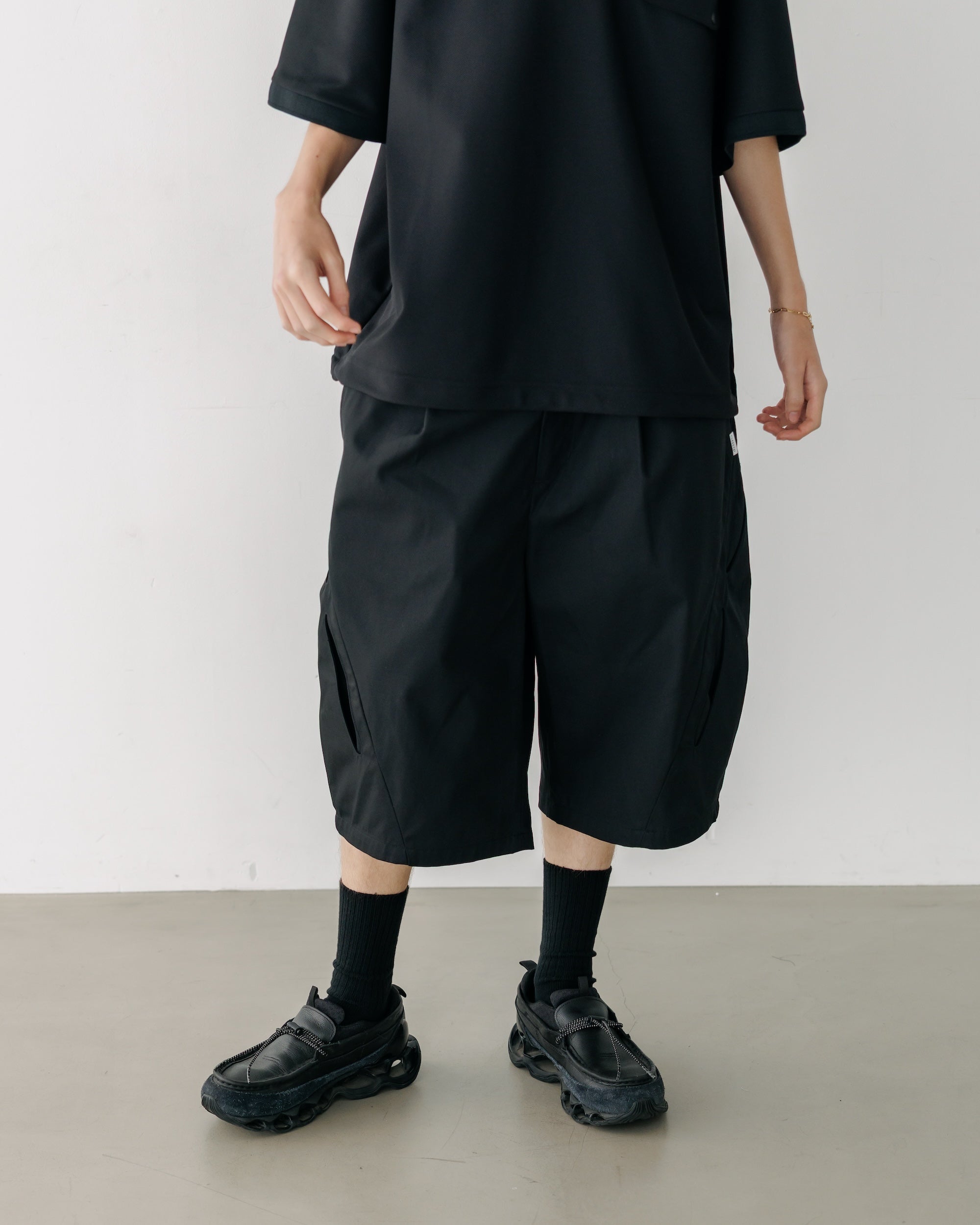 【8.23 SAT 20:00- IN STOCK】FUTURE MASSIVE TWISTED HALF PANTS (BLACK)