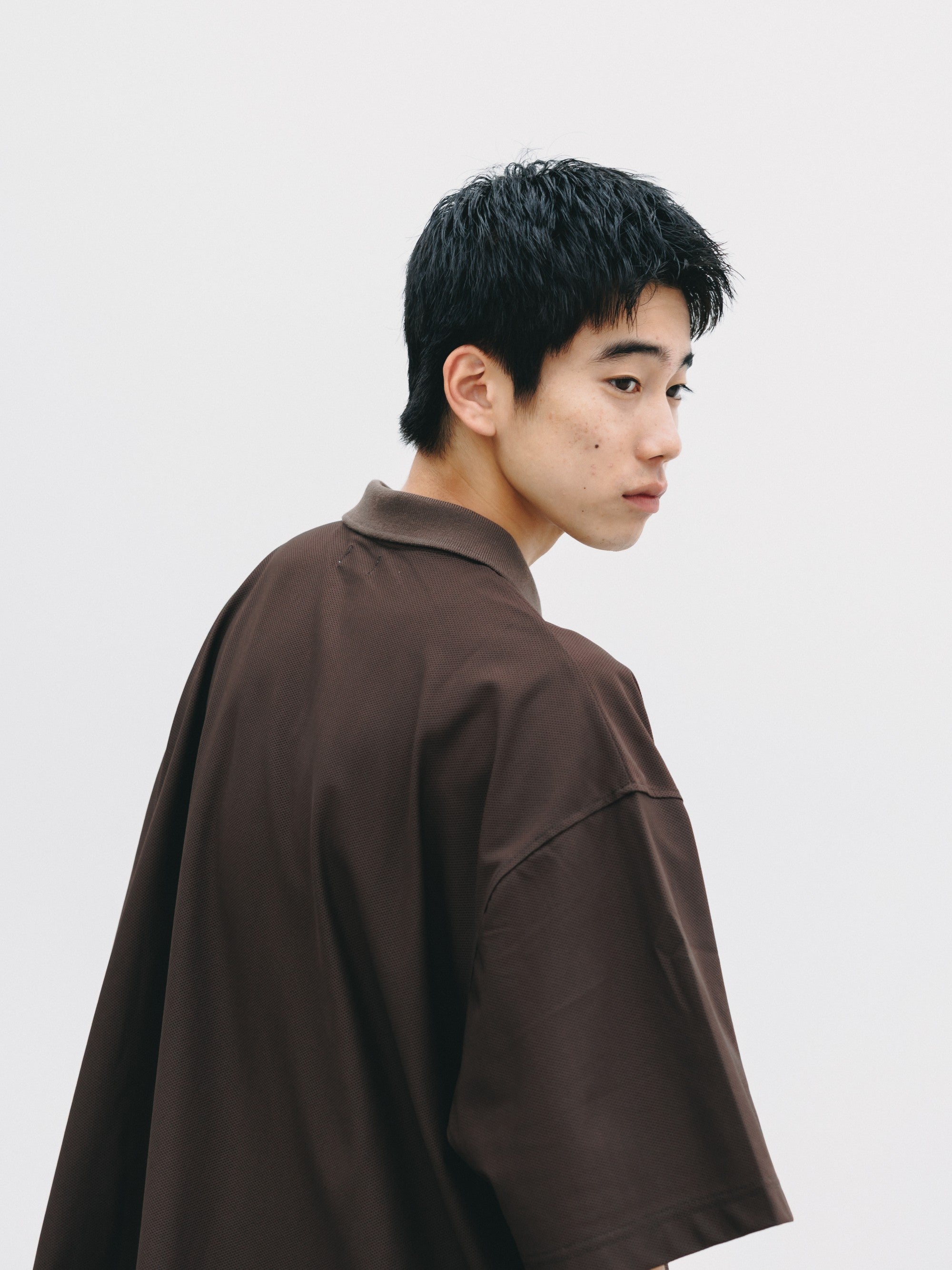 【6.24 WED 20:00- IN STOCK】TECH TEXTURED CITY S/S POLO (BROWN)