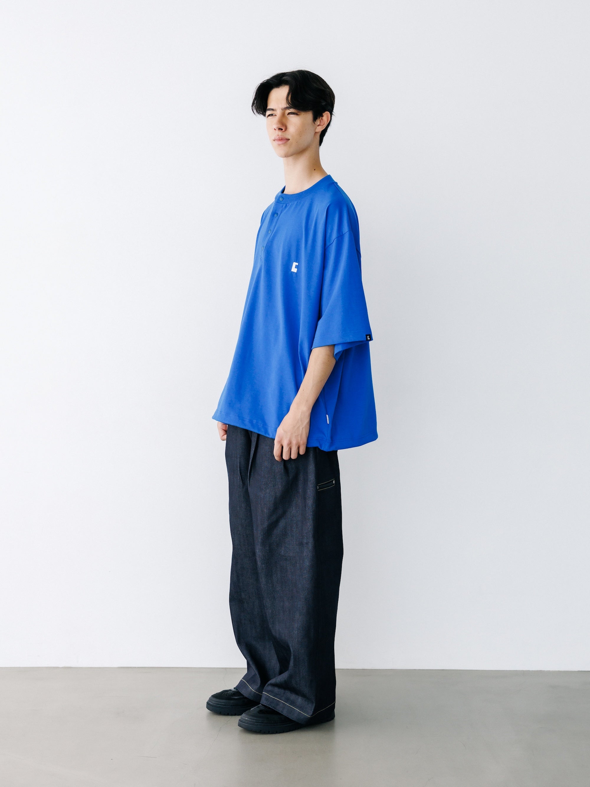 【8.26 WED 20:00- IN STOCK】“C” TECH HENLEY NECK S/S T-SHIRT WITH DRAWSTRINGS (BLUE)