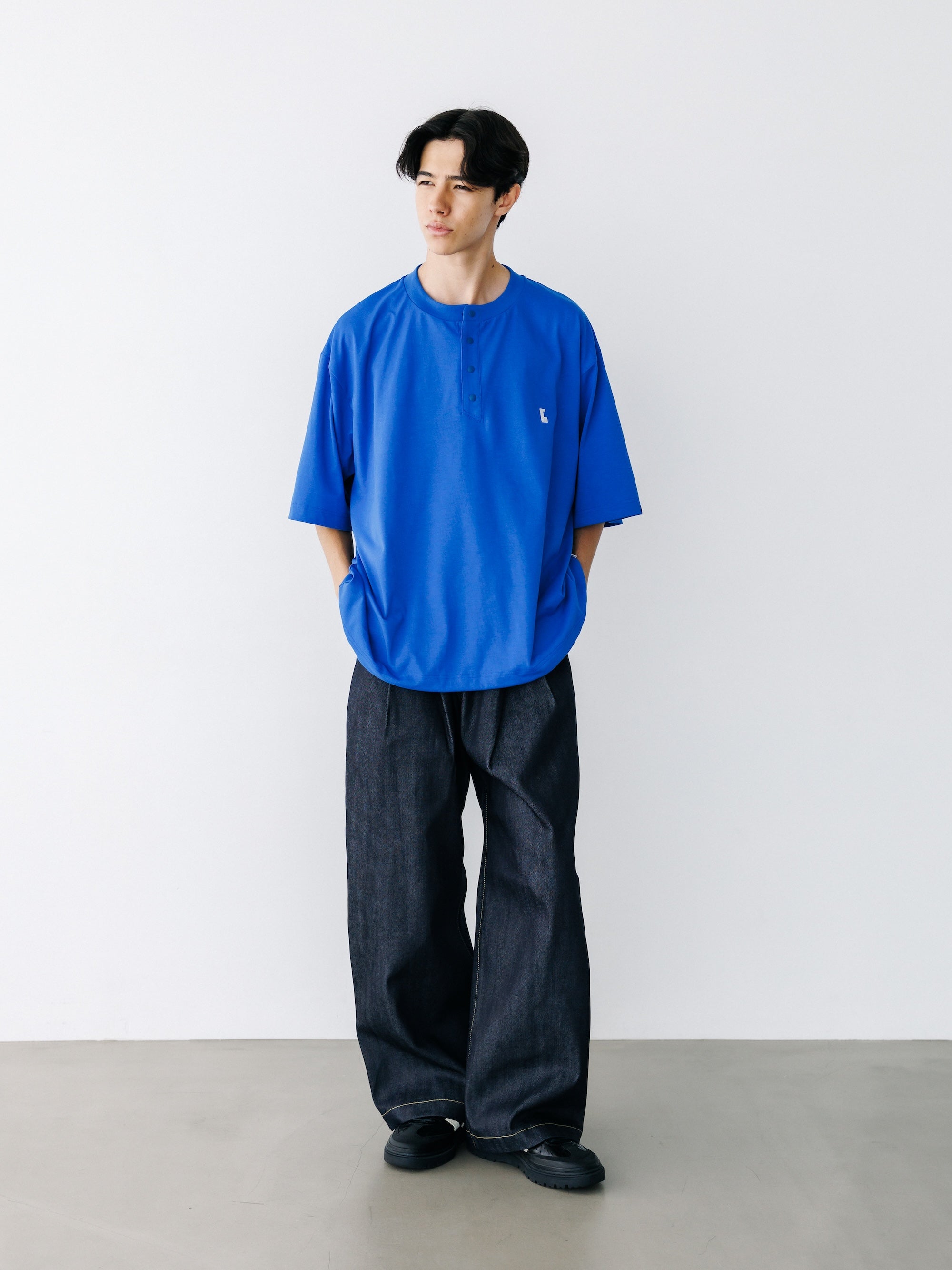 【8.26 WED 20:00- IN STOCK】“C” TECH HENLEY NECK S/S T-SHIRT WITH DRAWSTRINGS (BLUE)
