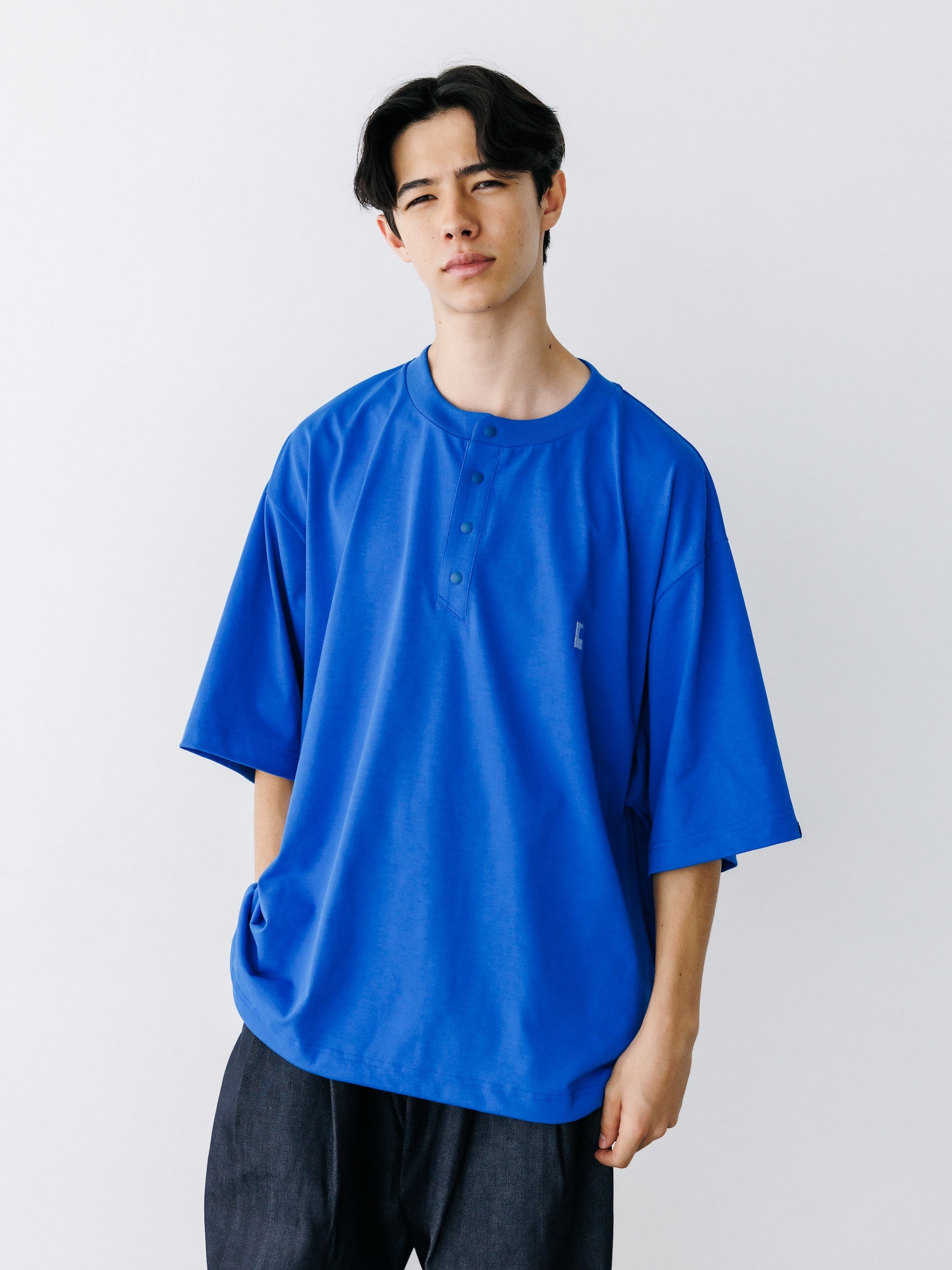 【8.26 WED 20:00- IN STOCK】“C” TECH HENLEY NECK S/S T-SHIRT WITH DRAWSTRINGS (BLUE)