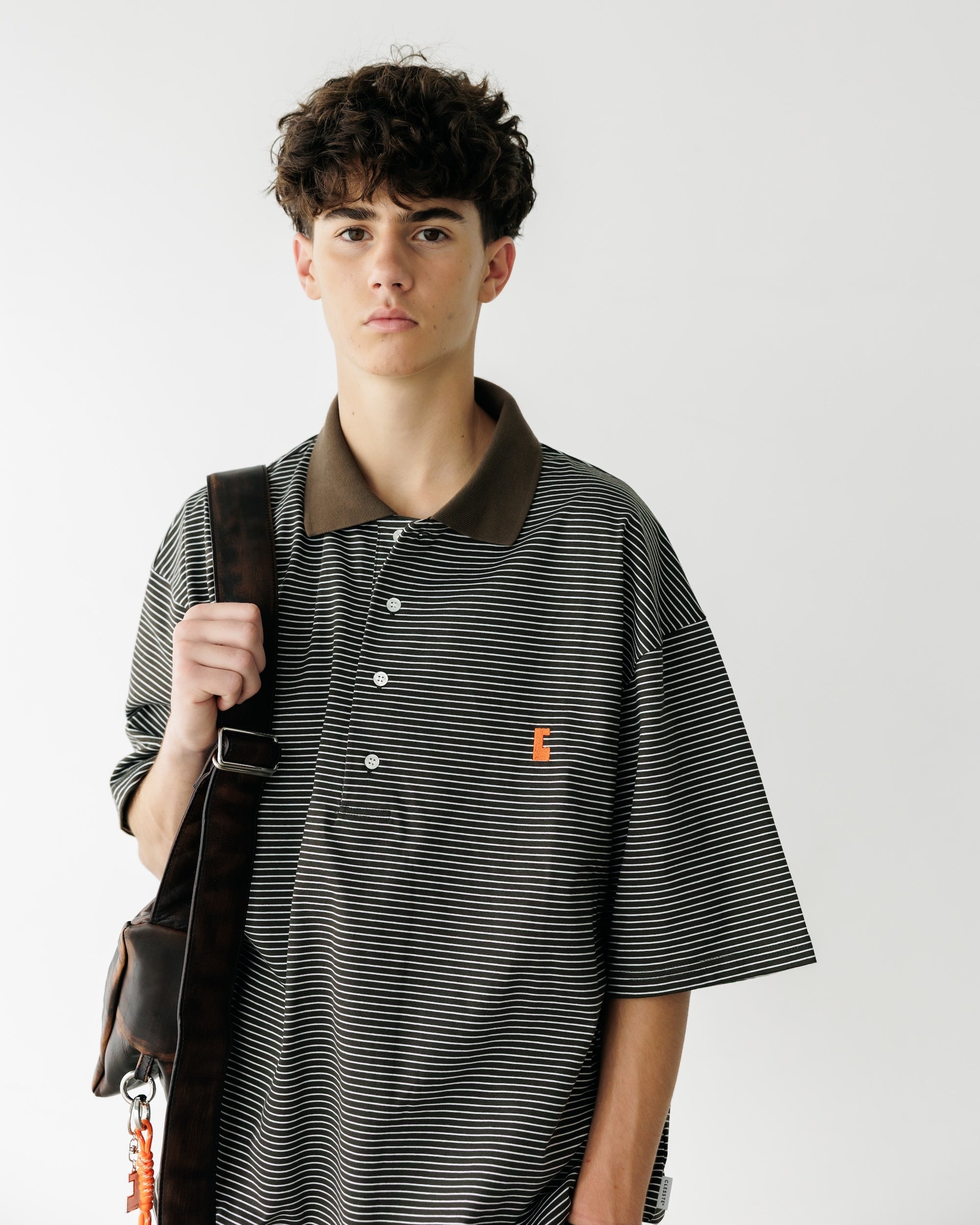 EMBROIDERY LOGO STRIPED S/S POLO WITH DRAWSTRINGS (BROWN×WHITE)