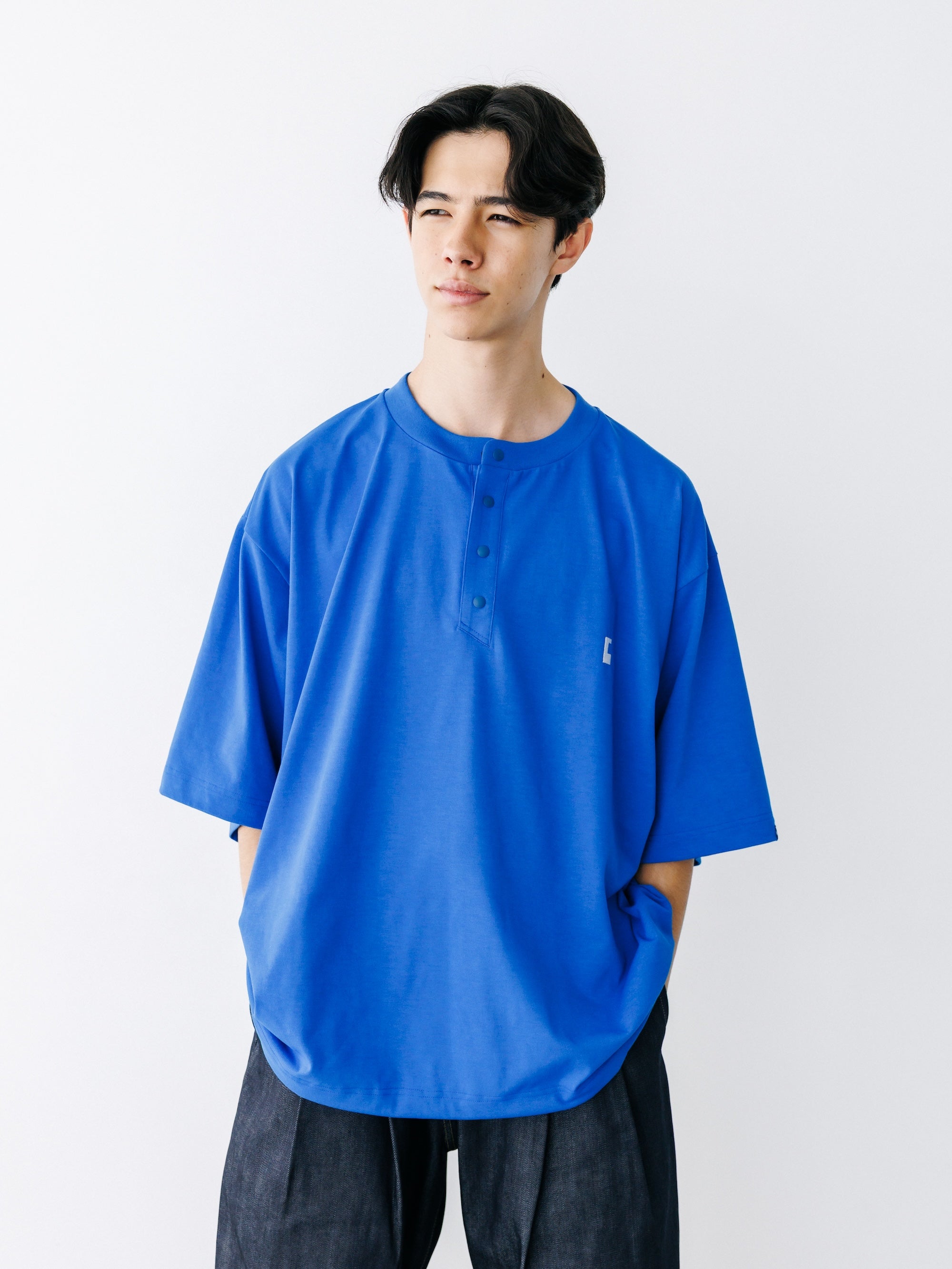 【8.26 WED 20:00- IN STOCK】“C” TECH HENLEY NECK S/S T-SHIRT WITH DRAWSTRINGS (BLUE)