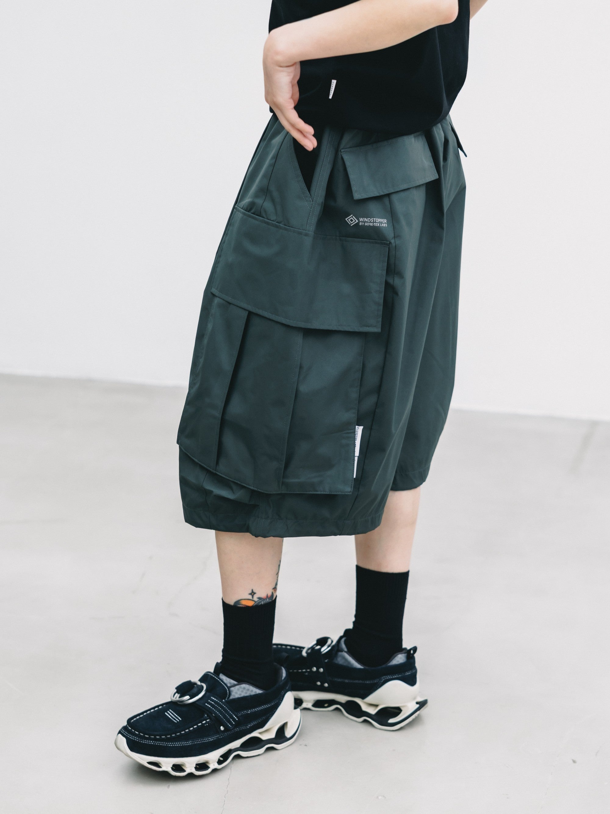 【7.18 SAT 20:00- IN STOCK】+phenix WINDSTOPPER® by GORE-TEX LABS CITY MEGA POCKET BALLOON CARGO HALF PANTS (ASPHALT GRAY)