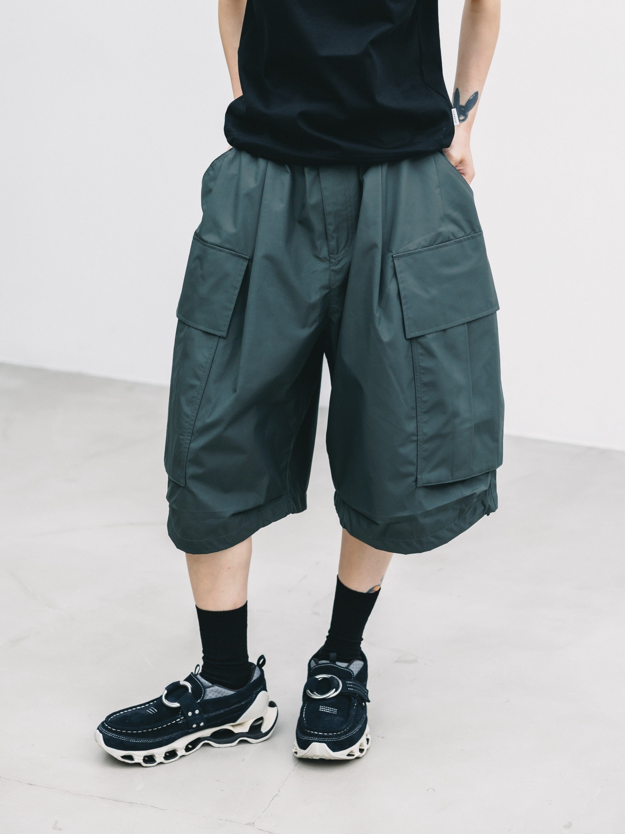 【7.18 SAT 20:00- IN STOCK】+phenix WINDSTOPPER® by GORE-TEX LABS CITY MEGA POCKET BALLOON CARGO HALF PANTS (ASPHALT GRAY)