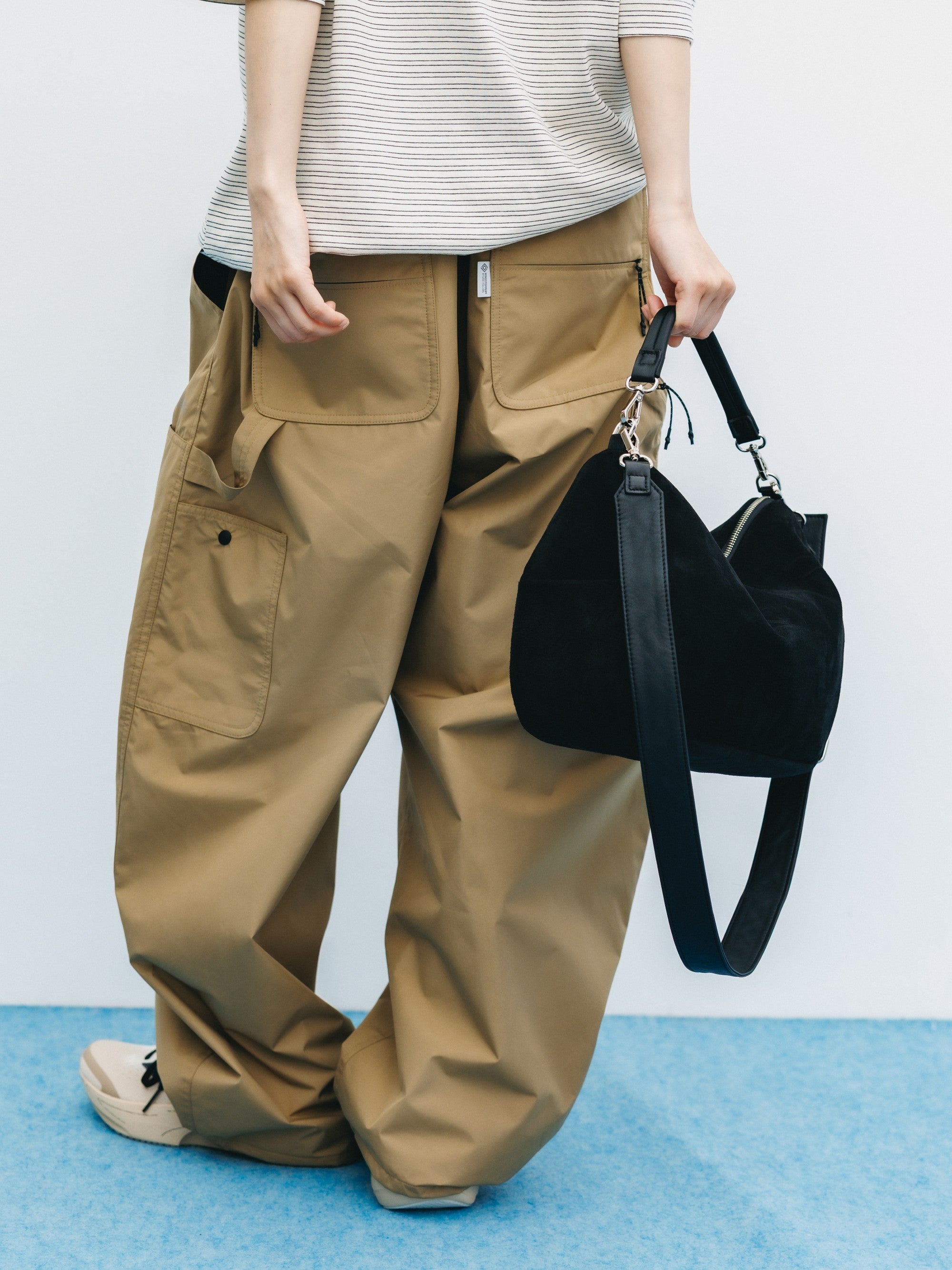 SUEDE DAYOFF BAG (BLACK)