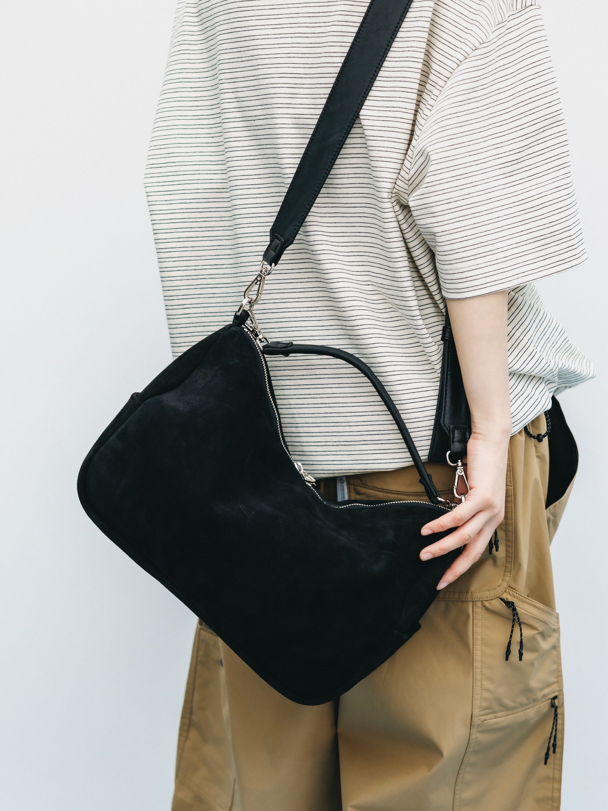 5.27 WED 20:00- IN STOCK】SUEDE DAYOFF BAG (BLACK)