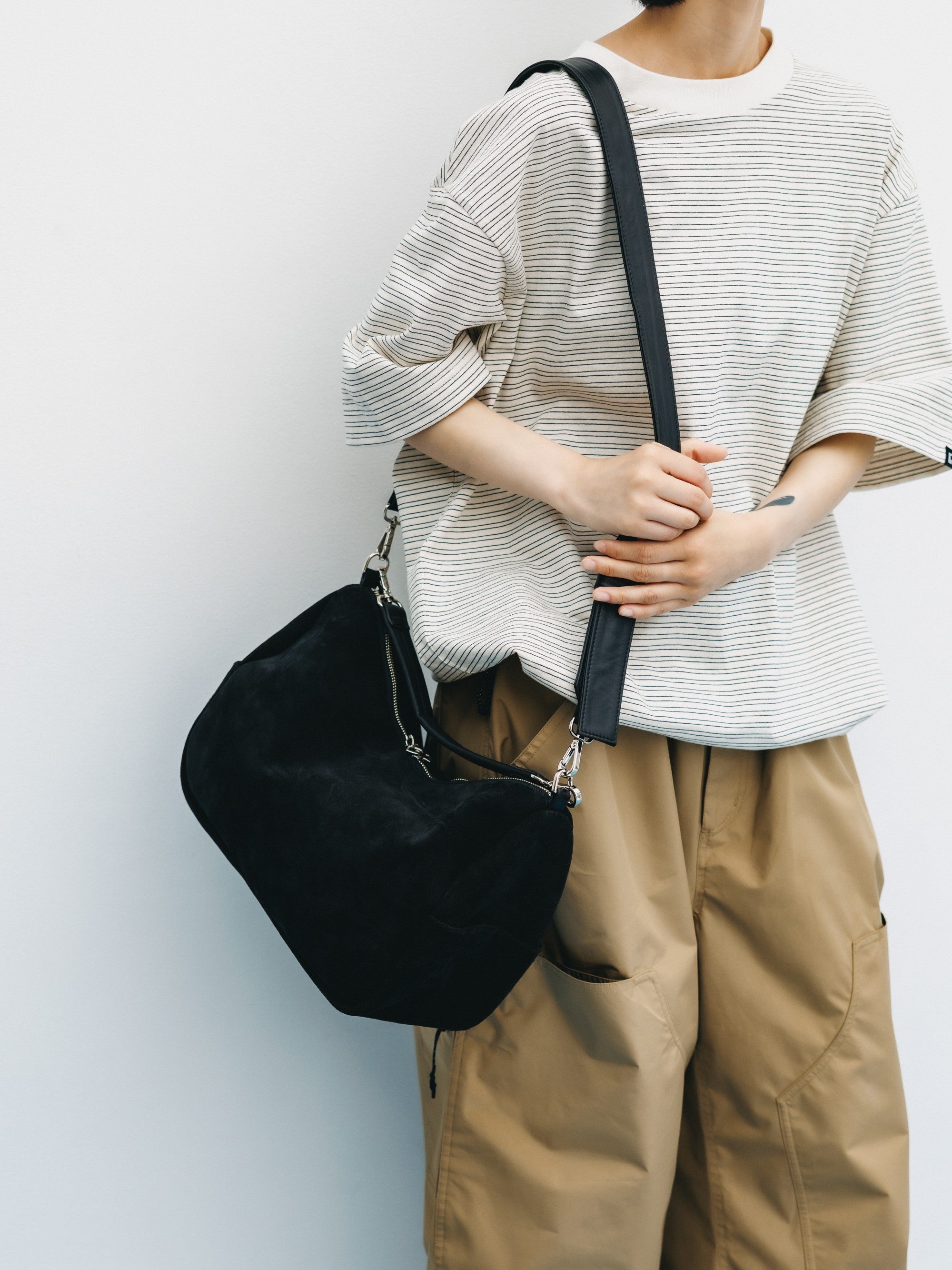 5.27 WED 20:00- IN STOCK】SUEDE DAYOFF BAG (BLACK)