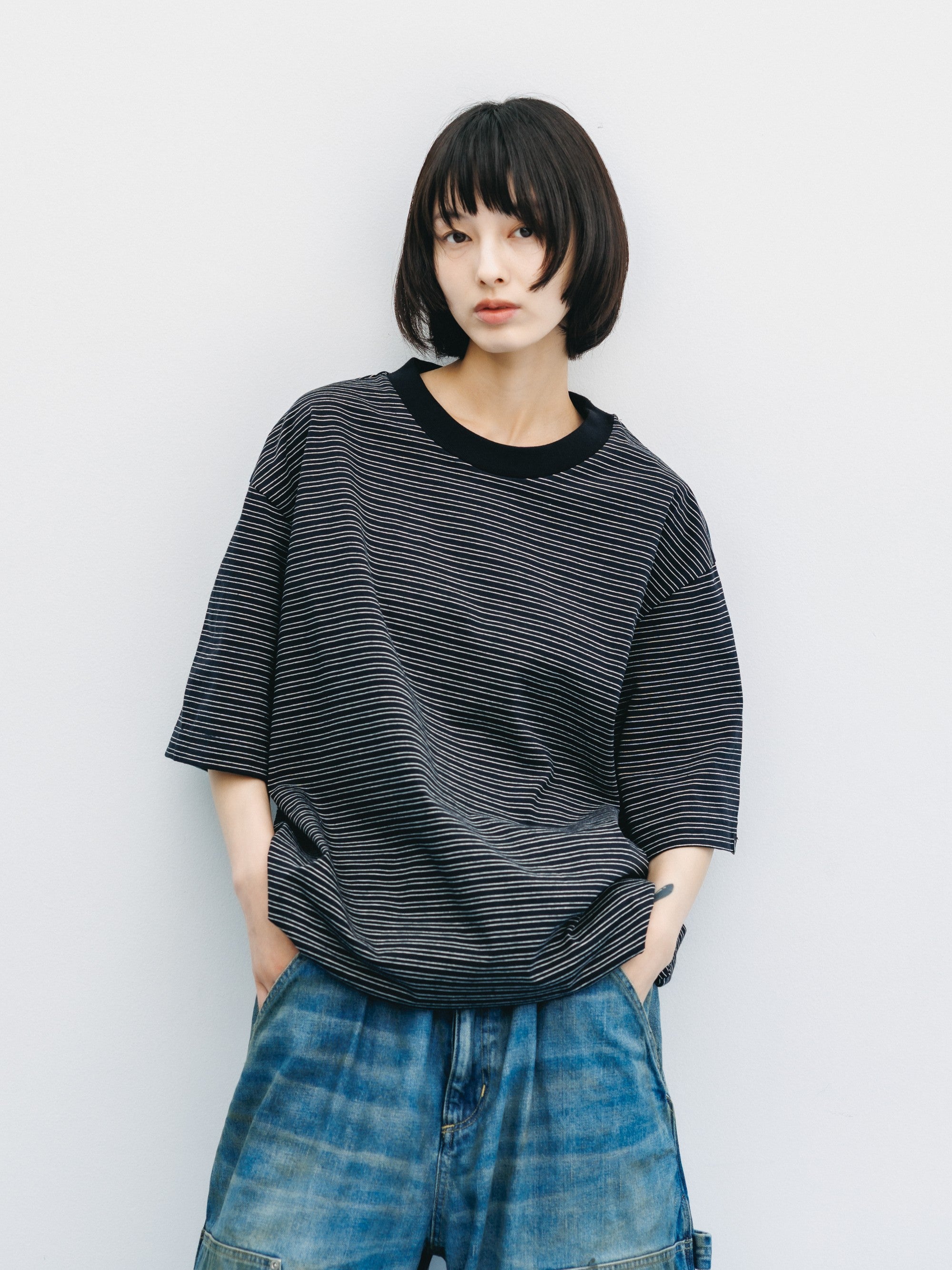 MICRO STRIPE S/S T-SHIRT WITH DRAWSTRINGS (BLACK)