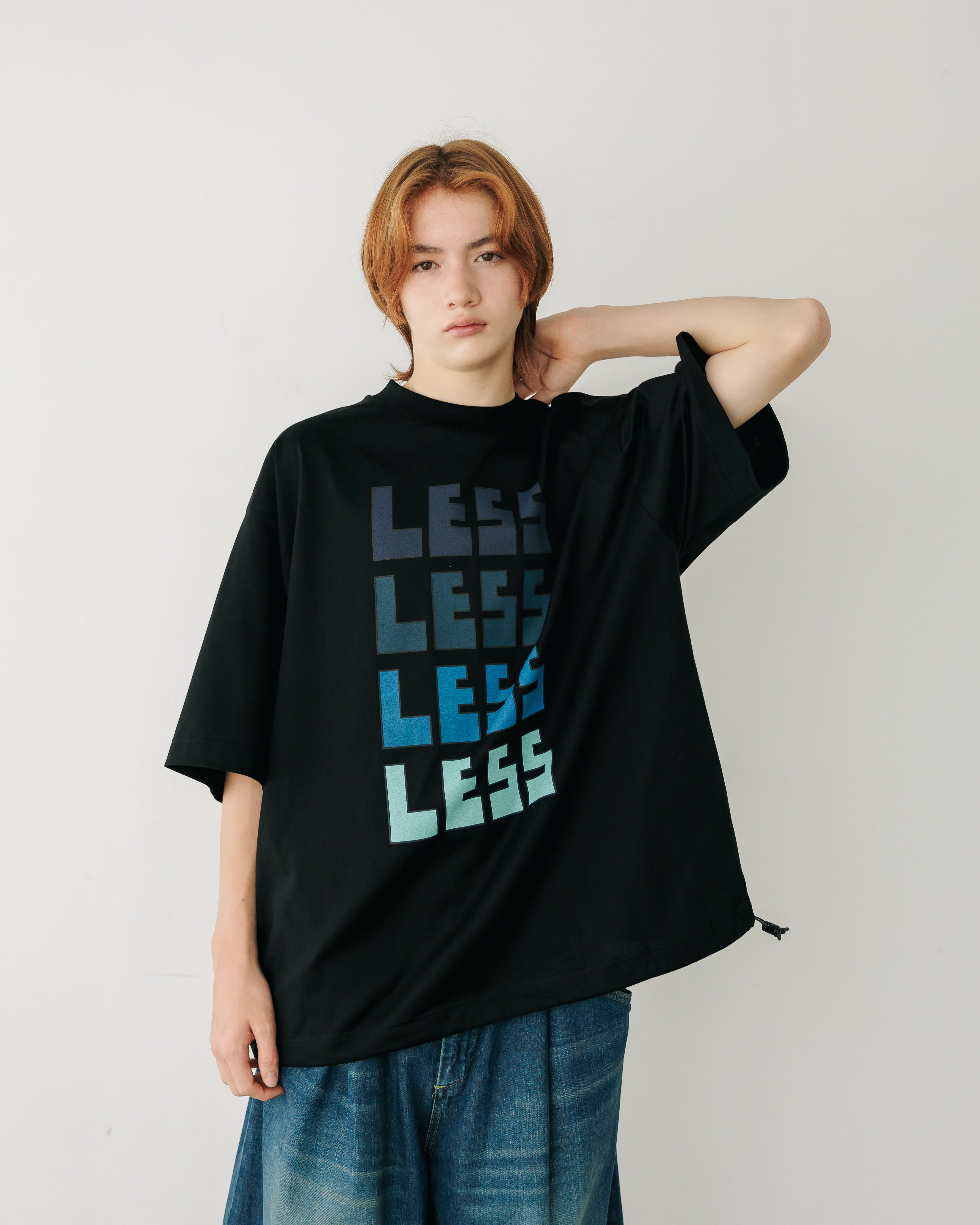 【7.17 WED 20:00- IN STOCK】“LESS” MASSIVE T-SHIRT WITH DRAWSTRINGS.