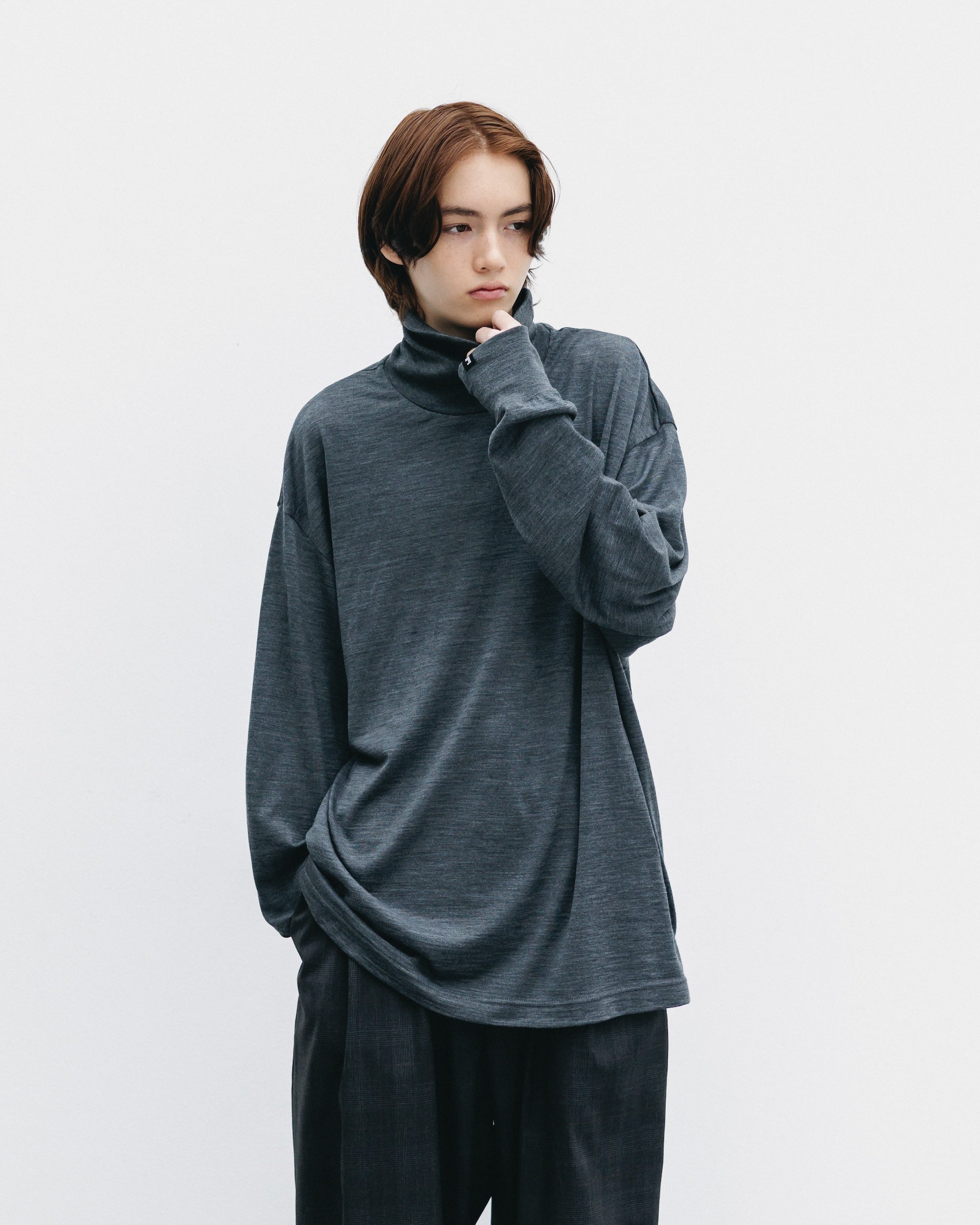 【11.12 WED 20:00- IN STOCK】WOOL L/S TURTLE NECK T-SHIRT (CHARCOAL)