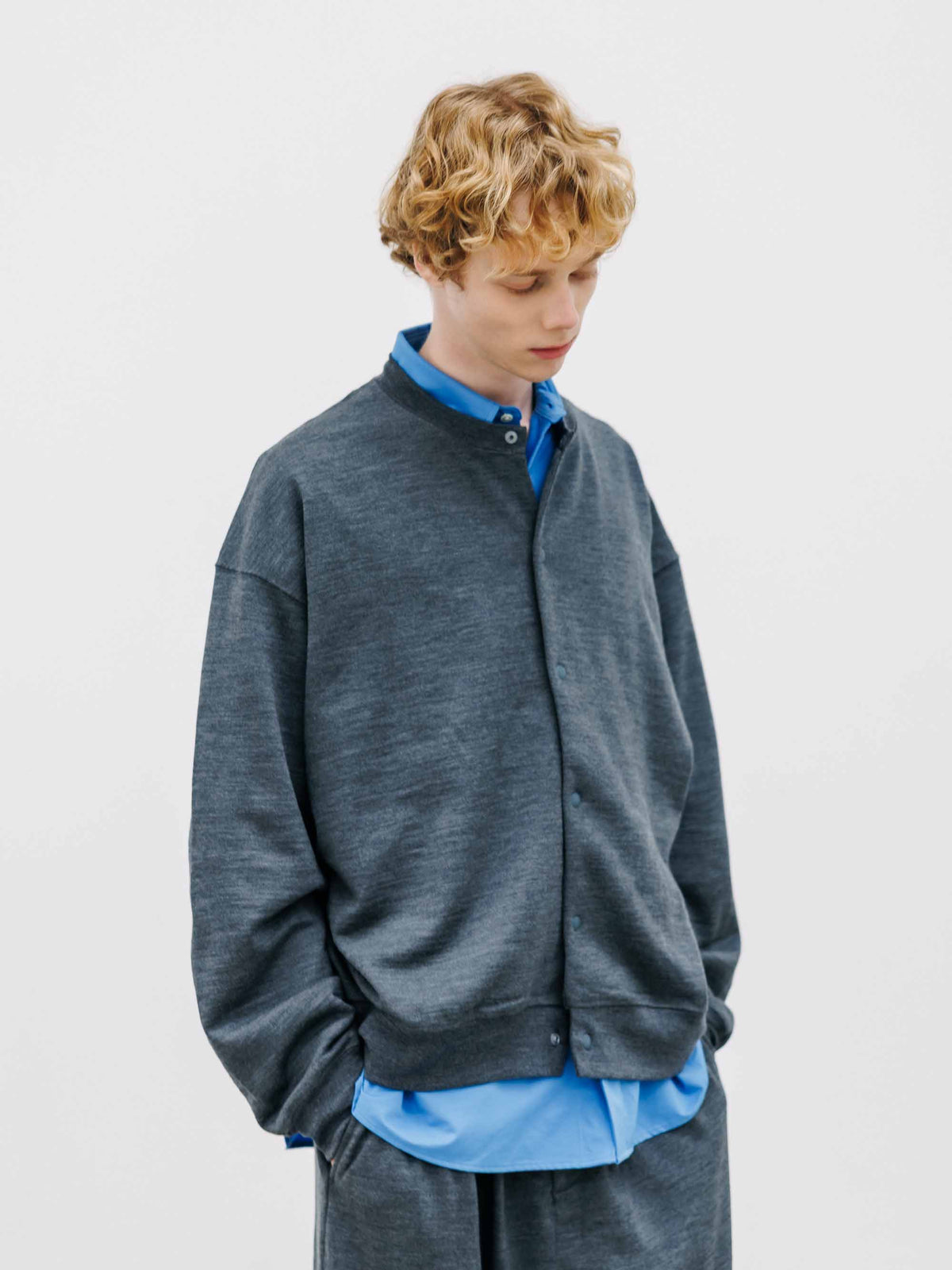 【10.14 WED 20:00- IN STOCK】 WOOL SWEAT CREW NECK CARDIGAN (GRAY)