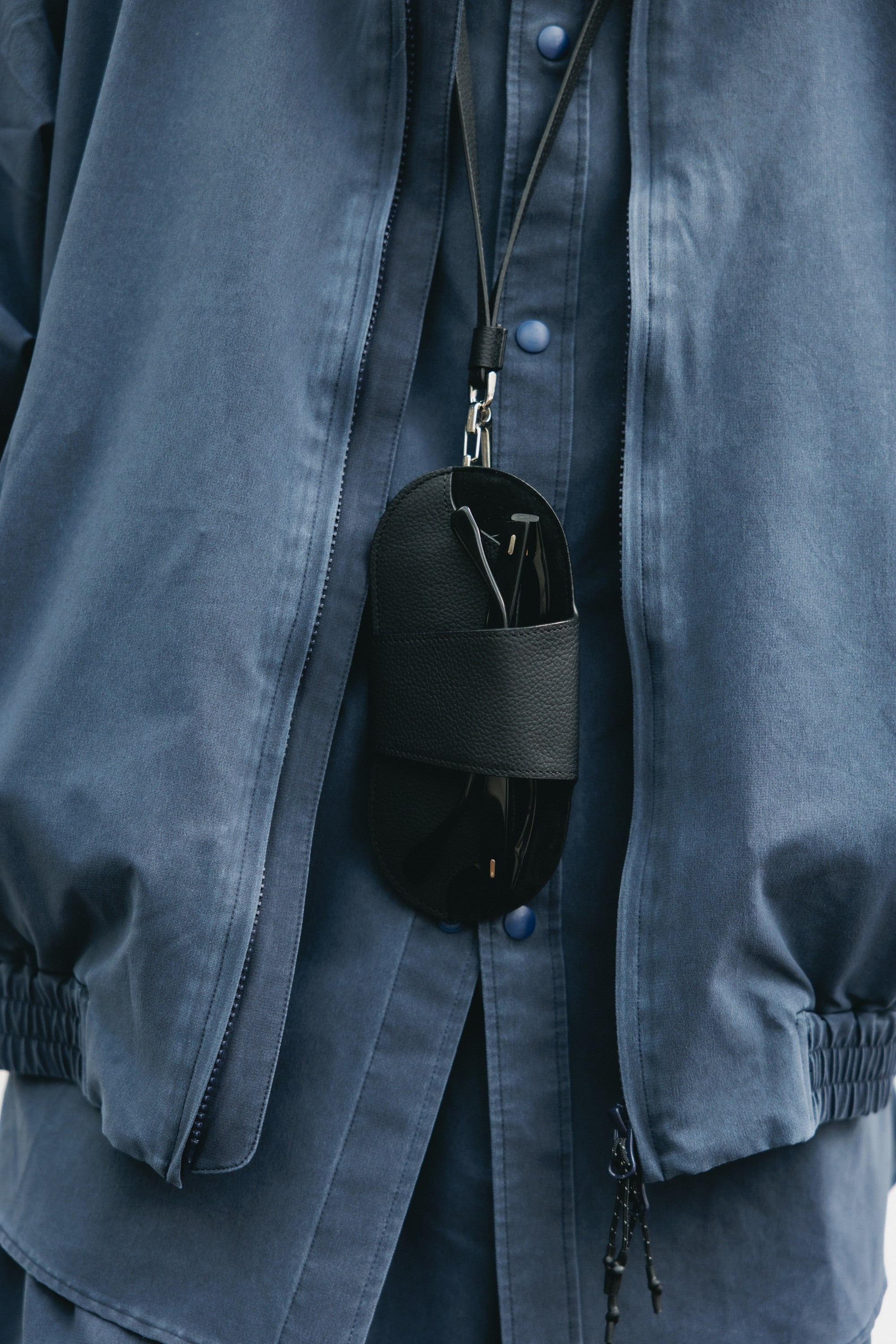 【6.20 SAT 20:00- IN STOCK】 LEATHER GLASSES HOLDER