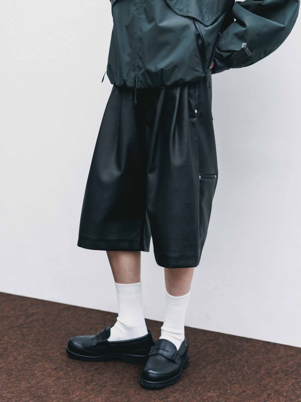 【9.16 WED 20:00- IN STOCK】SYNTHETIC SKIN-TEX CITY BAGGY HALF PANTS (BLACK)