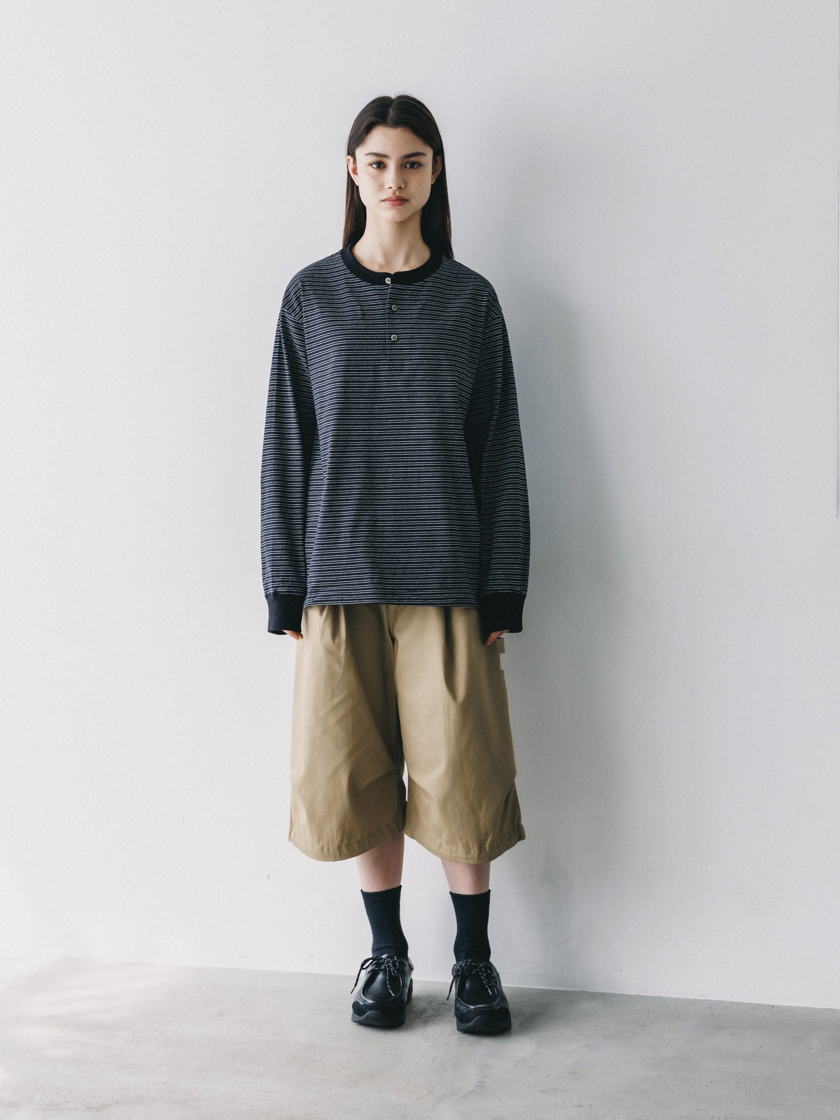 【10.14 WED 20:00- IN STOCK】MICRO STRIPE HENLEY NECK L/S T-SHIRT WITH DRAWSTRINGS (BLACK)