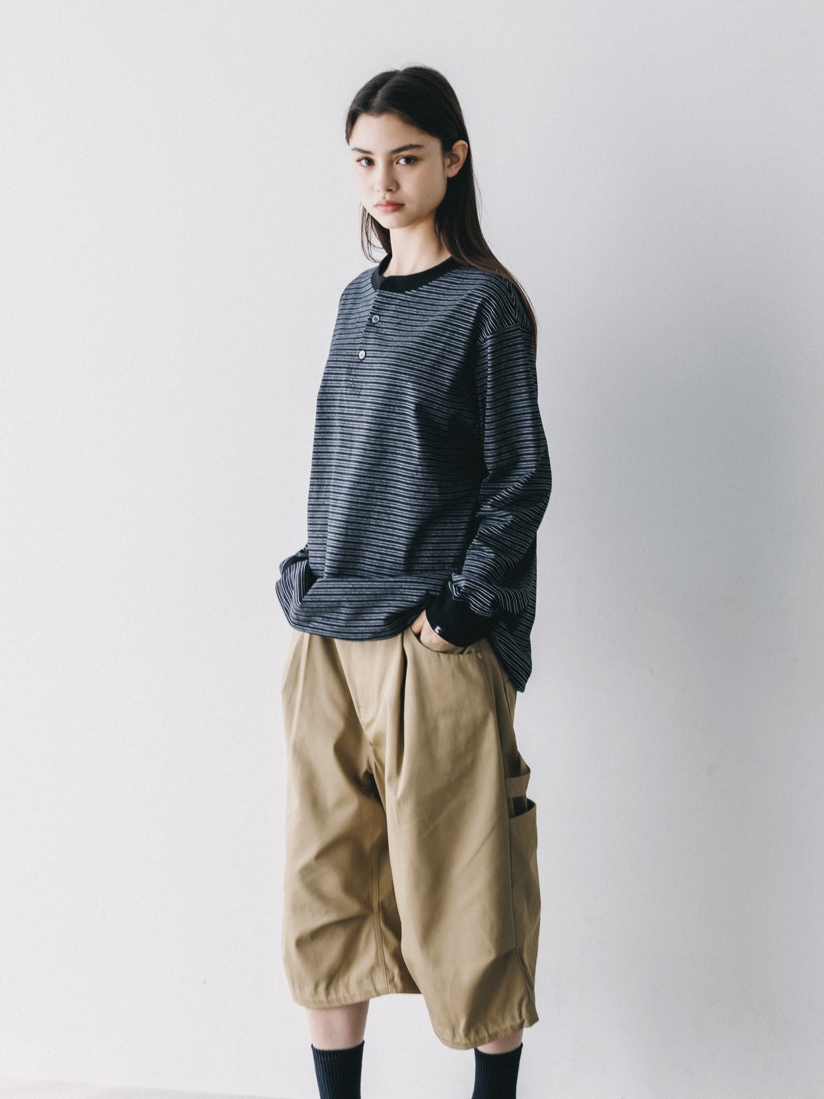 【10.14 WED 20:00- IN STOCK】MICRO STRIPE HENLEY NECK L/S T-SHIRT WITH DRAWSTRINGS (BLACK)