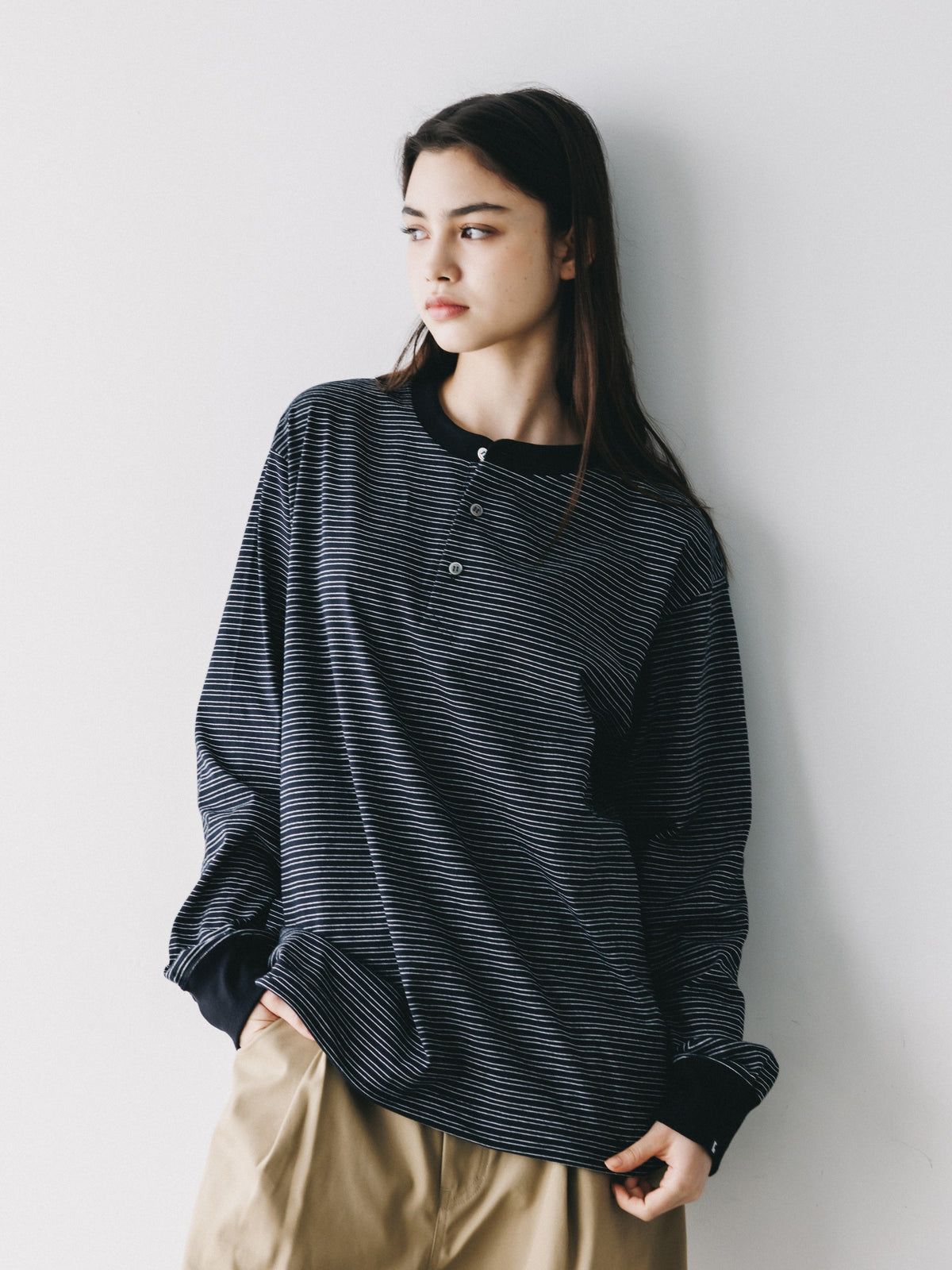 【10.14 WED 20:00- IN STOCK】MICRO STRIPE HENLEY NECK L/S T-SHIRT WITH DRAWSTRINGS (BLACK)