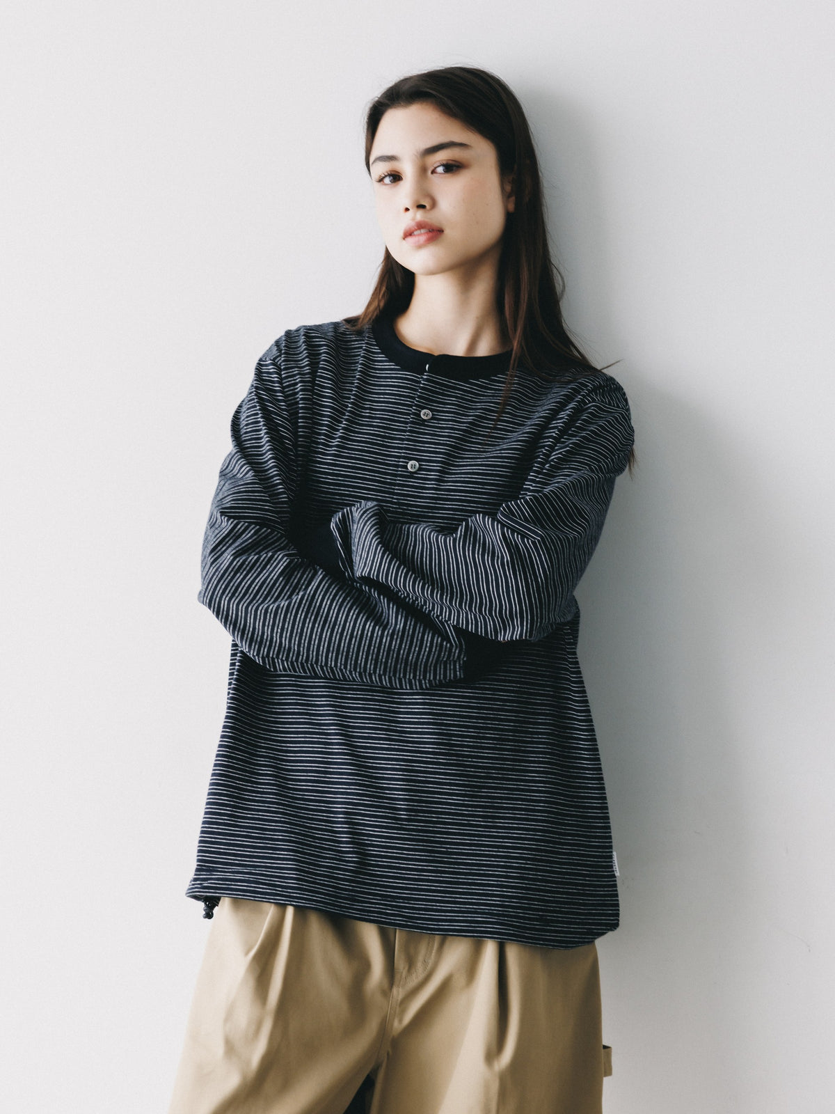 【10.14 WED 20:00- IN STOCK】MICRO STRIPE HENLEY NECK L/S T-SHIRT WITH DRAWSTRINGS (BLACK)