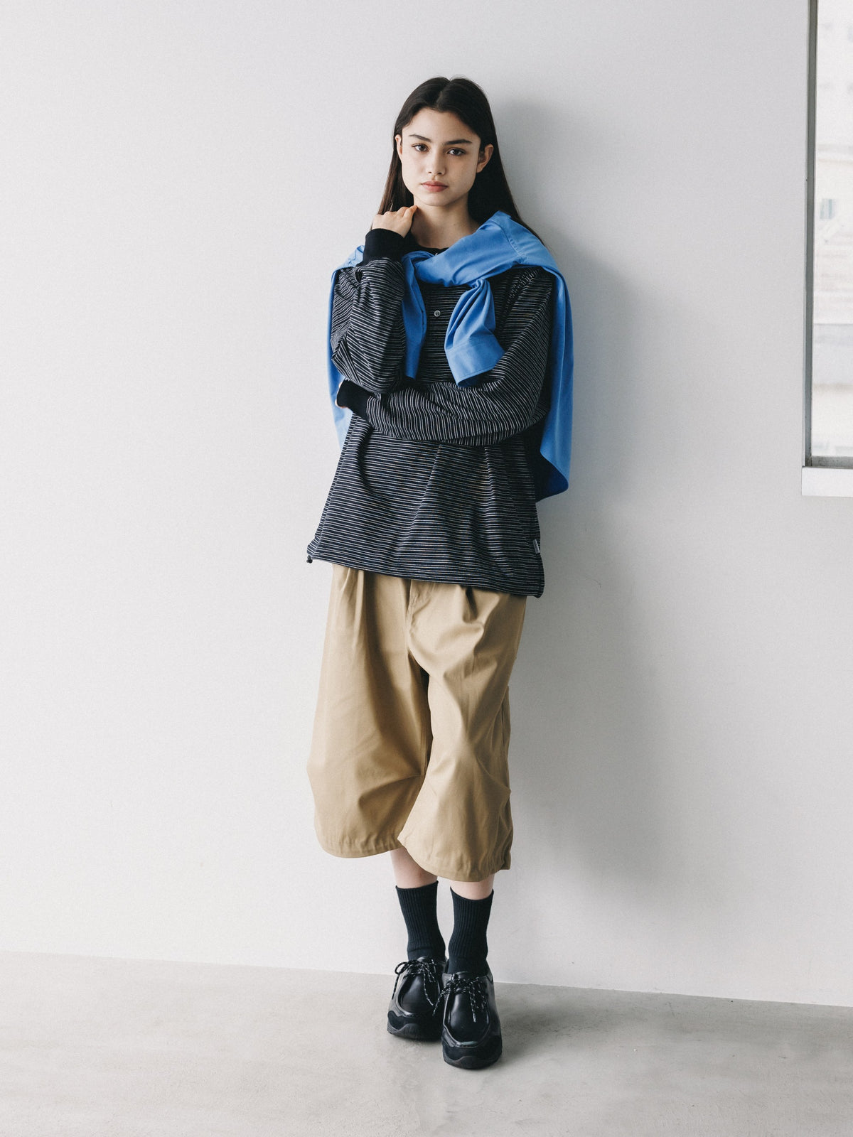 【10.14 WED 20:00- IN STOCK】MICRO STRIPE HENLEY NECK L/S T-SHIRT WITH DRAWSTRINGS (BLACK)
