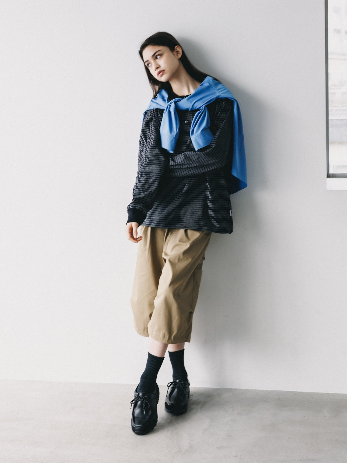 【10.14 WED 20:00- IN STOCK】MICRO STRIPE HENLEY NECK L/S T-SHIRT WITH DRAWSTRINGS (BLACK)