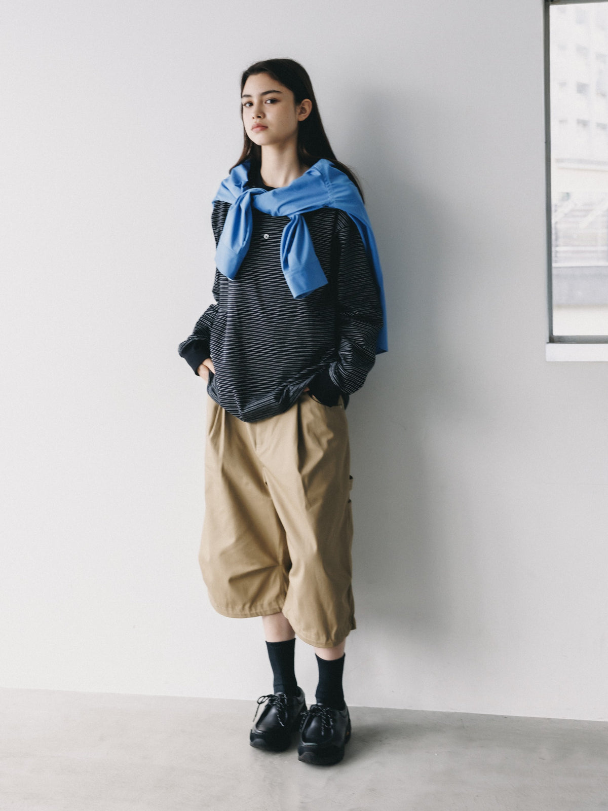 【10.14 WED 20:00- IN STOCK】MICRO STRIPE HENLEY NECK L/S T-SHIRT WITH DRAWSTRINGS (BLACK)