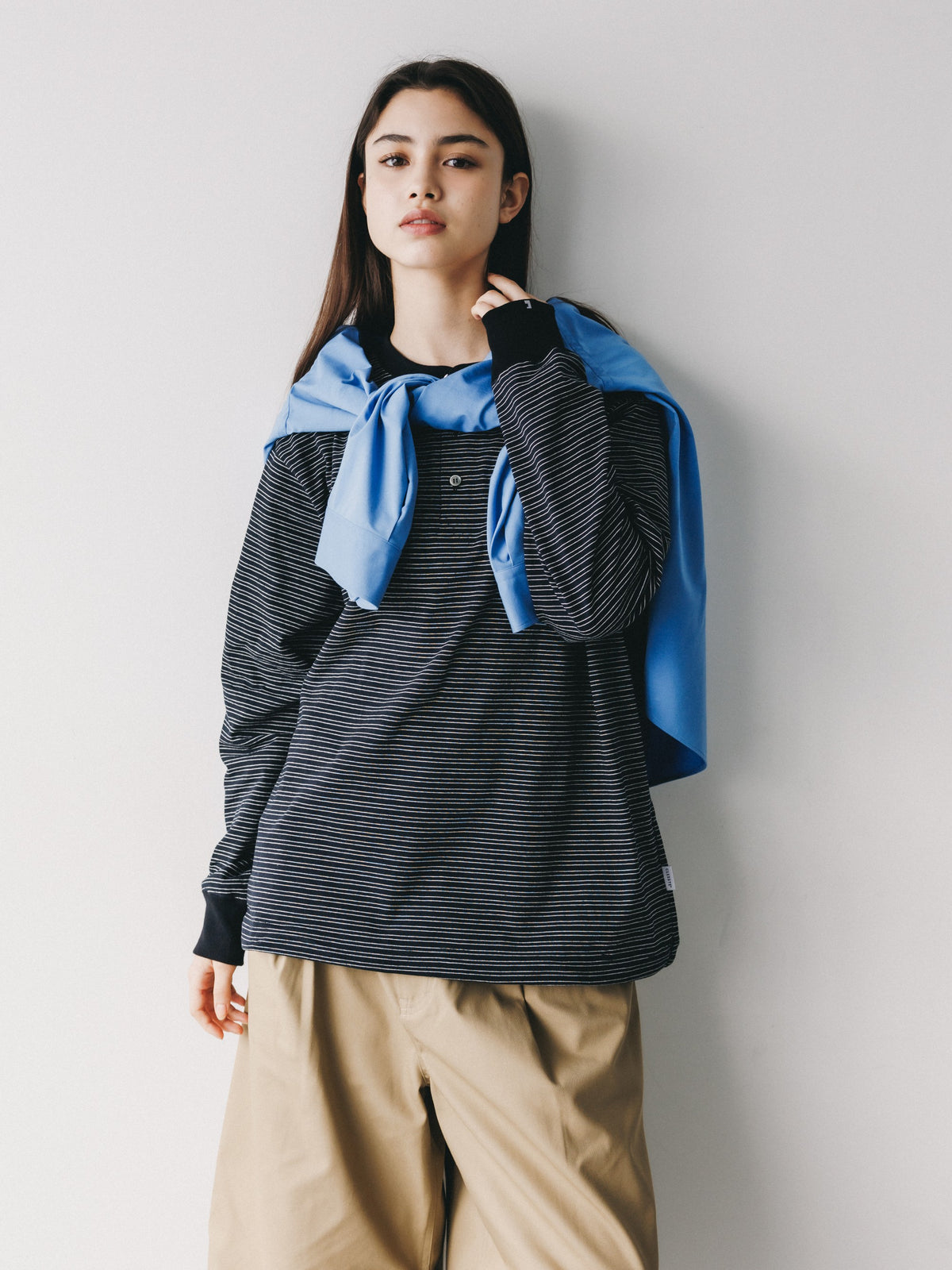 【10.14 WED 20:00- IN STOCK】MICRO STRIPE HENLEY NECK L/S T-SHIRT WITH DRAWSTRINGS (BLACK)