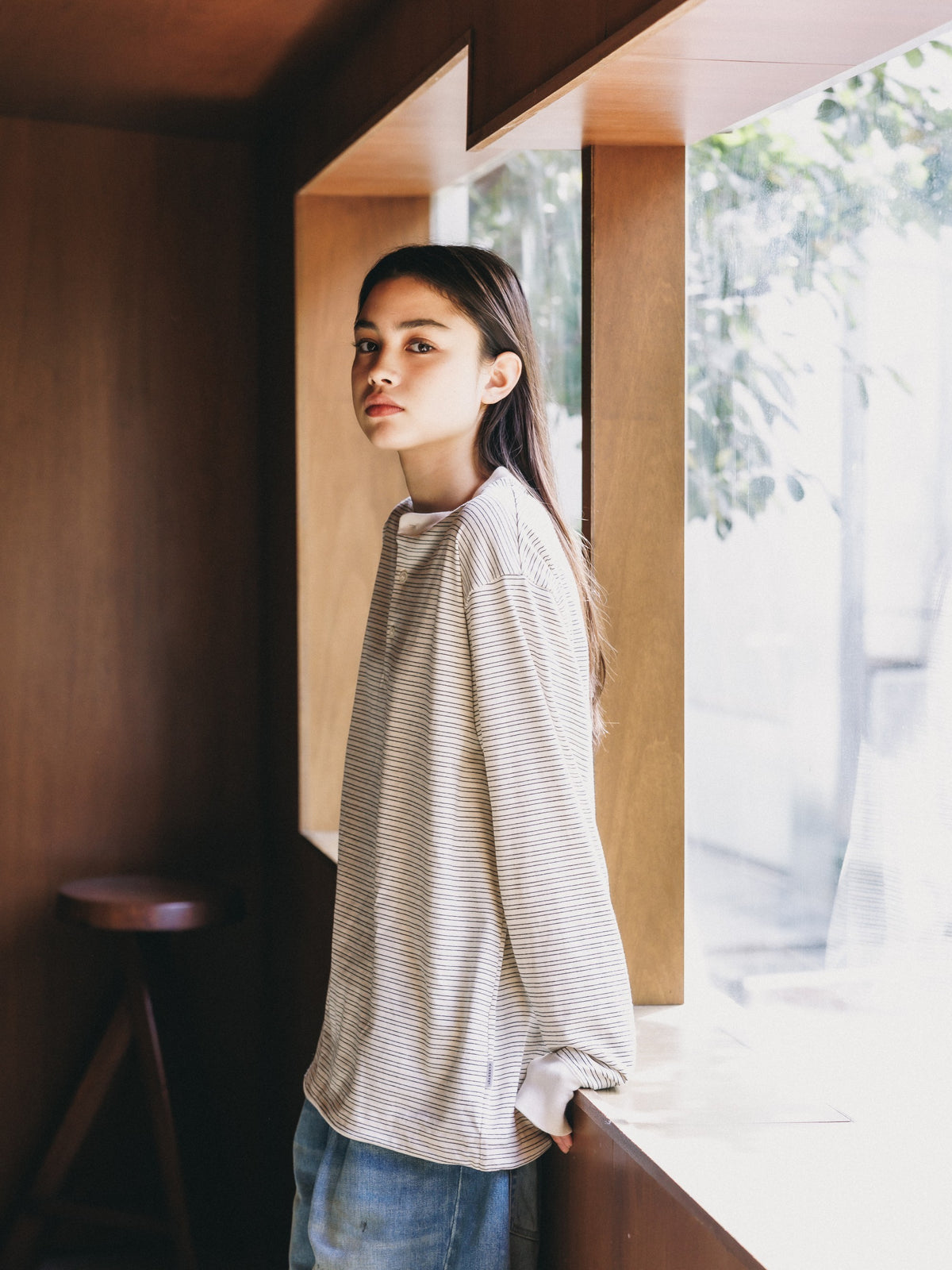 【10.14 WED 20:00- IN STOCK】 MICRO STRIPE HENLEY NECK L/S T-SHIRT WITH DRAWSTRINGS (IVORY)