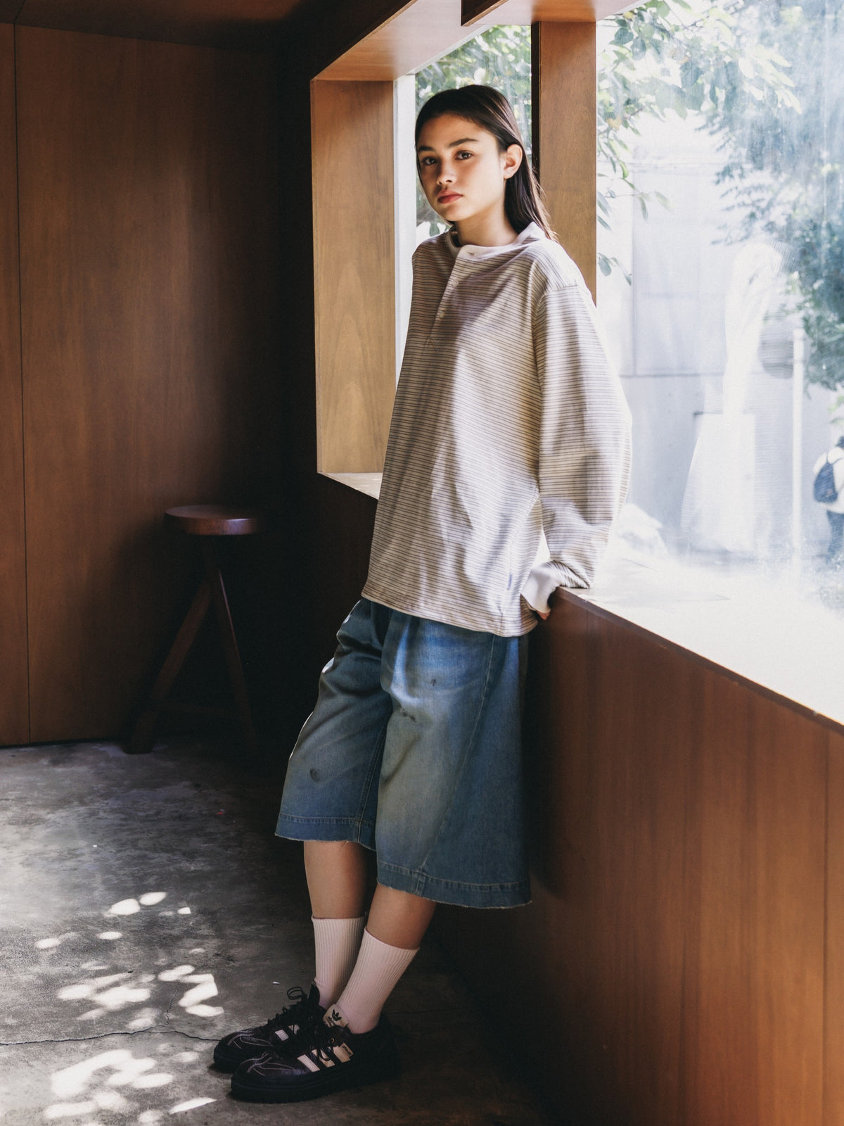 【10.14 WED 20:00- IN STOCK】 MICRO STRIPE HENLEY NECK L/S T-SHIRT WITH DRAWSTRINGS (IVORY)