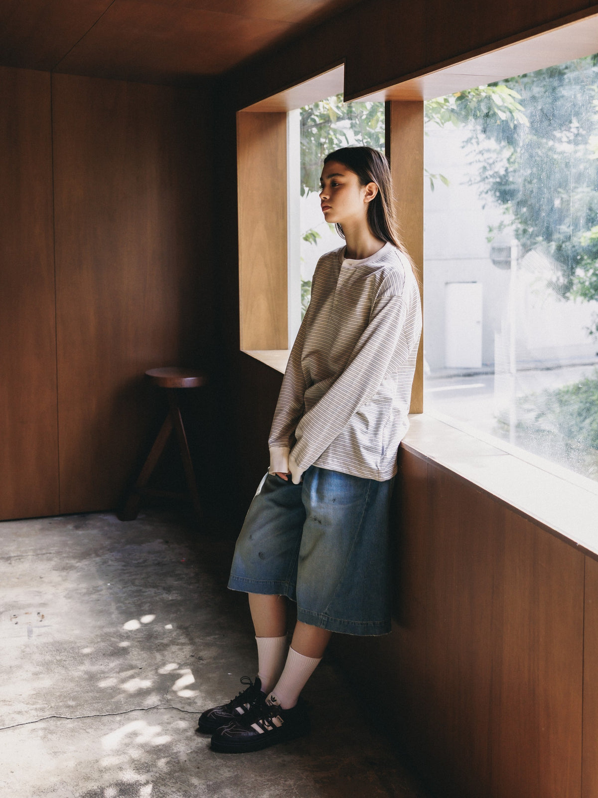 【10.14 WED 20:00- IN STOCK】 MICRO STRIPE HENLEY NECK L/S T-SHIRT WITH DRAWSTRINGS (IVORY)