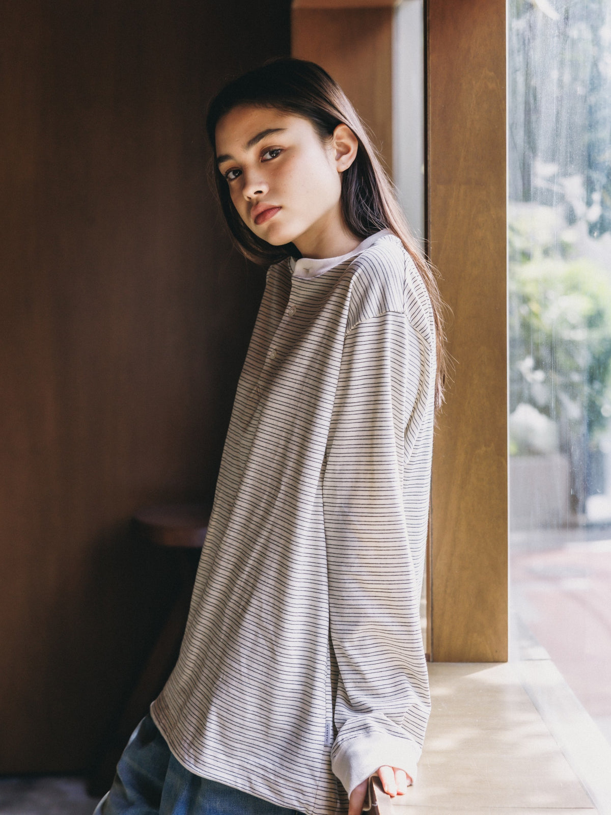 【10.14 WED 20:00- IN STOCK】 MICRO STRIPE HENLEY NECK L/S T-SHIRT WITH DRAWSTRINGS (IVORY)